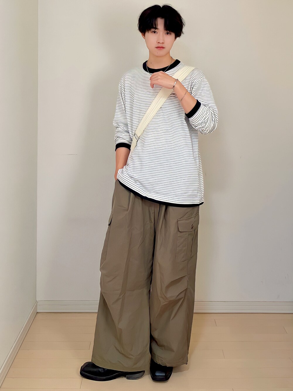 「秋コーデ、カジュアル、ボーダー、ロンT、カーゴパンツ、サイドゴアブーツ、ショルダーバッグ、お出かけコーデ、休日スタイル、シンプル、ゆるコーデ、ビッグシルエット、低身長、プチプラ、プチプラコーデ」｜「Air Tokyoのリップストップ ワイドカーゴパンツ（カーゴパンツ、グリーン系）」を使った、Mugくん【きれいめカジュアル】さん（メンズ・170cm）の秋コーディネートの1枚目の写真