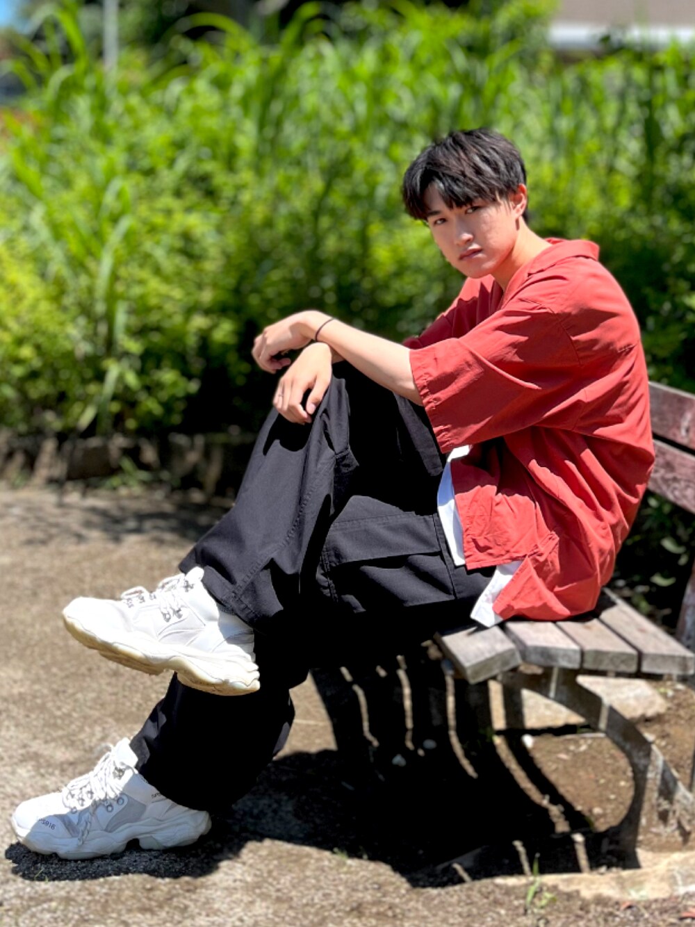「WEARyouthコーデ、初夏コーデ、夏コーデ、nano・universe、GU、SVEC(SVEC)、シャツ、半袖シャツ、シャツスタイル、タンクトップ、レイヤード、レイヤードスタイル、カーゴパンツ、スニーカー、ダッドスニーカー」｜「NANO universeのLB.04/ストレッチワイドオープンカラーシャツ 半袖（シャツ/ブラウス、レッド系）」を使った、Mugくん【きれいめカジュアル】さん（メンズ・170cm）の春コーディネートの1枚目の写真