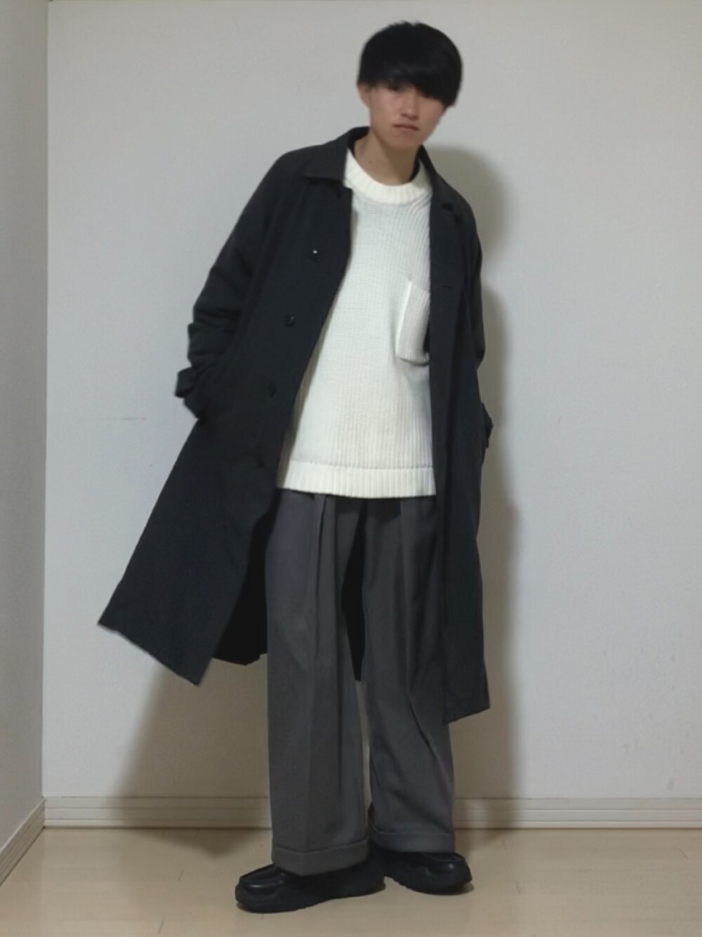 「冬コーデ、モノトーン、キレイめ、CLEL、GU、glabella、ステンカラーコート、ロングコート、ニット、白ニット、ワイドパンツ、スラックス、センタープレス、ダッドスニーカー、ローファー」｜「GUのアイテム（ニット/セーター、ホワイト系）」を使った、Mugくん【きれいめカジュアル】さん（メンズ・170cm）の冬コーディネートの1枚目の写真