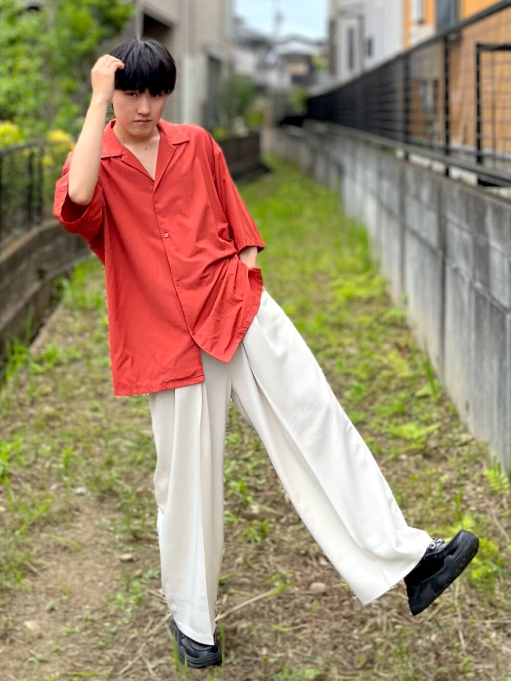 レッド系のシャツ/ブラウス、ホワイト系のスラックス、ブラック系のスニーカーを着用したメンズの夏コーディネートの1枚目の写真