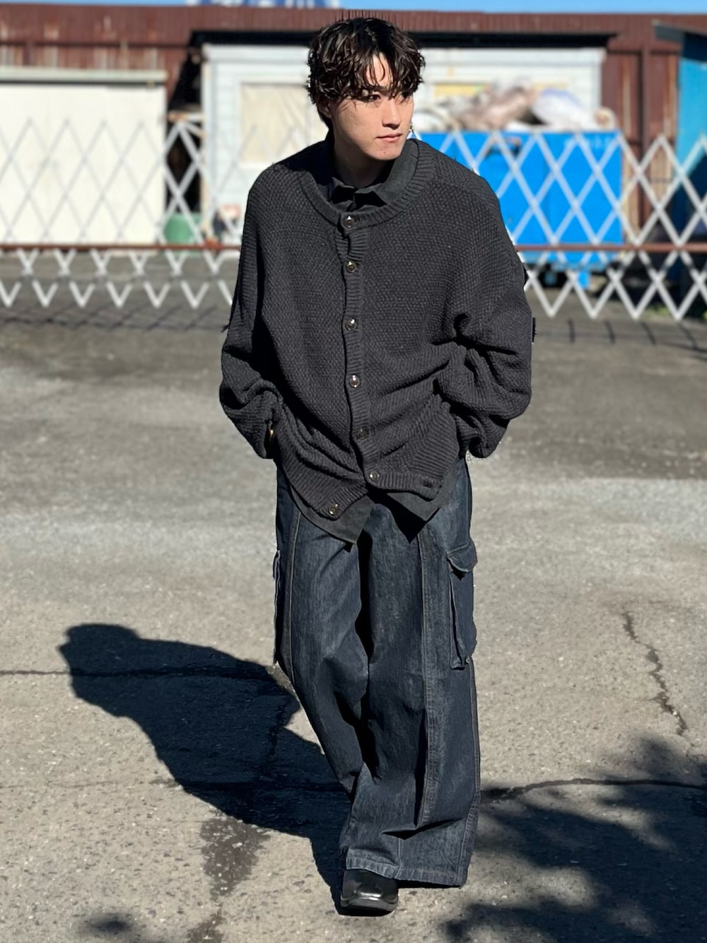 ブルー系のデニムパンツ、ブラック系のブーツ、グレー系のカーディガン/ボレロを着用したメンズの冬コーディネートの1枚目の写真