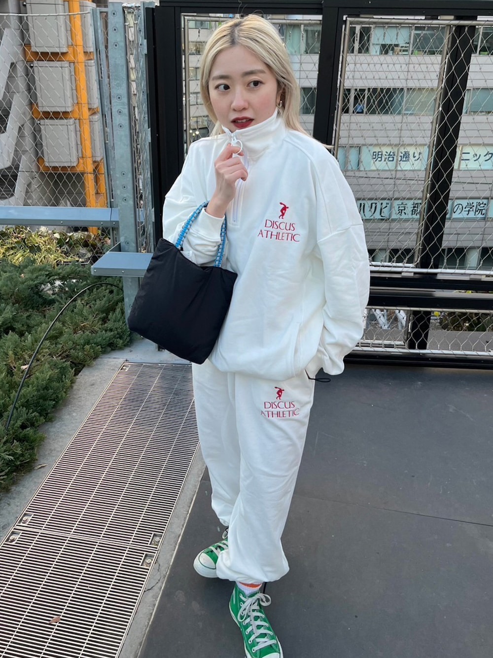 「春服デビュー宣言、カジュアルコーデ、#春コーデ、ゆるコーデ、セットアップ、Kastane、discus、discusathletic、スウェット、スウェットパンツ、スウェットセットアップ、オールホワイト、低身長女子、ビッグシルエット、コンバース」｜「Kastaneの【DISCUS別注】ハーフジップスウェット（スウェット、ホワイト系）」を使った、Kastane officialさん（骨格ストレート・レディース・153cm）の春コーディネートの1枚目の写真