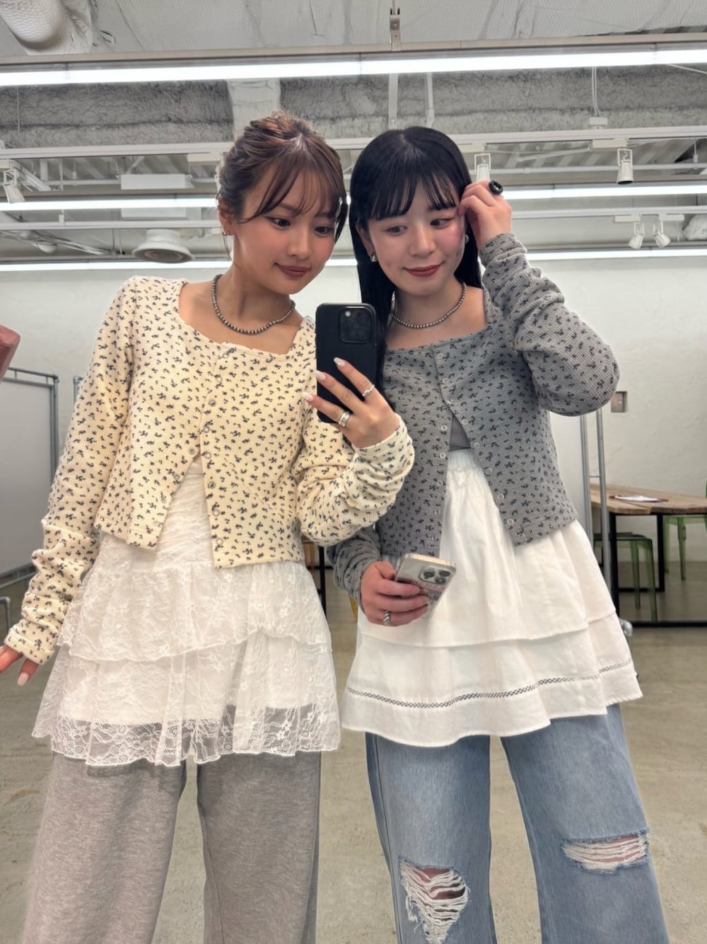 グレー系のカーディガン/ボレロ、ホワイト系のスカート、ホワイト系のスカートを着用したレディースの春コーディネートの1枚目の写真