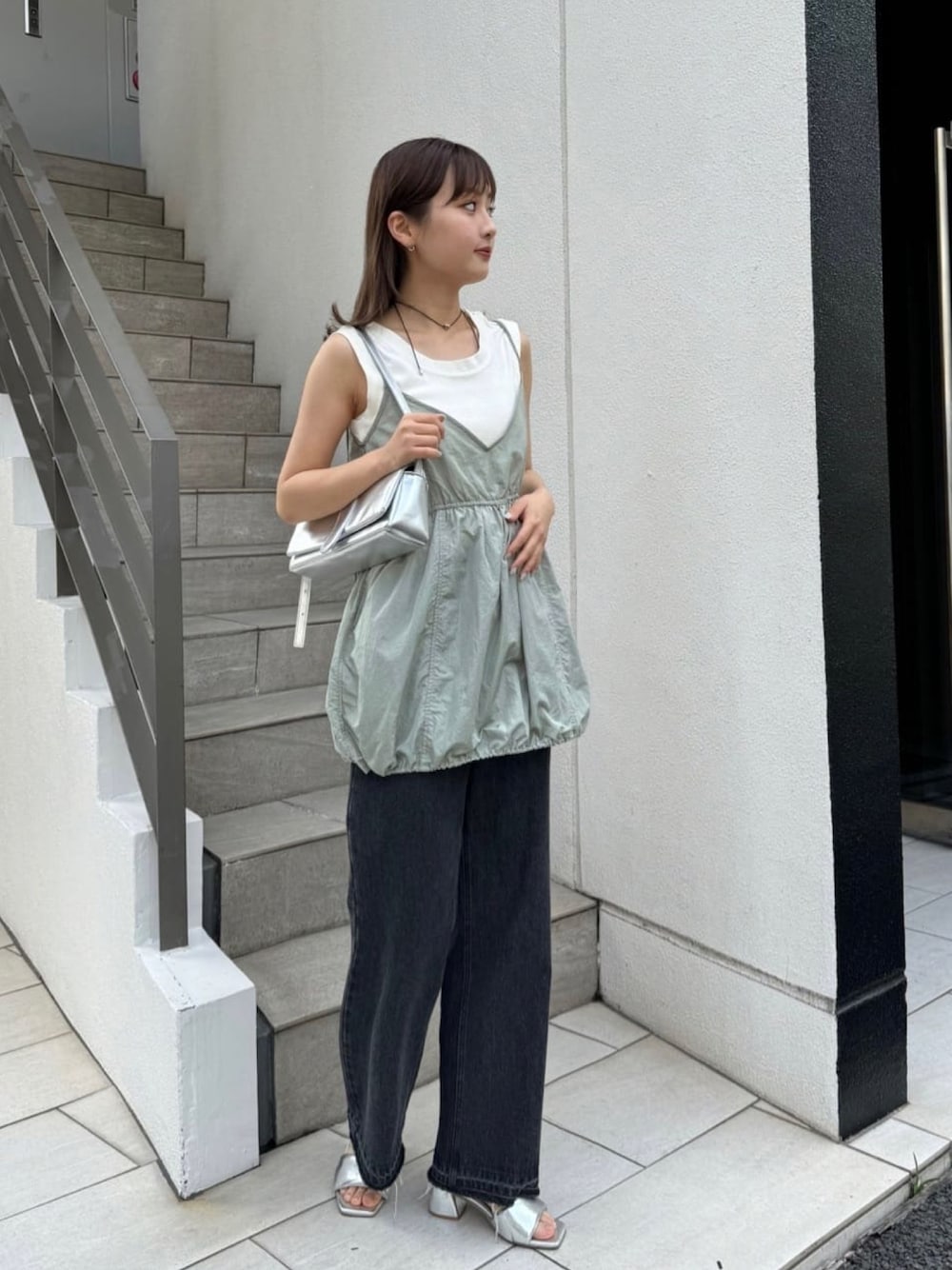 「チュニック、バルーンシルエット、レイヤード、レイヤードスタイル、夏コーデ、デニムパンツ、ストレートデニム、Kastane、デニムコーデ、タンクトップ、ビスチェ、重ね着」｜「Kastaneの【新色追加/3サイズ展開/SET UP対応】ハイウエストストレートデニム（デニムパンツ、ブルー系）」を使った、Kastane officialさん（骨格ストレート・レディース・158cm）の春コーディネートの1枚目の写真