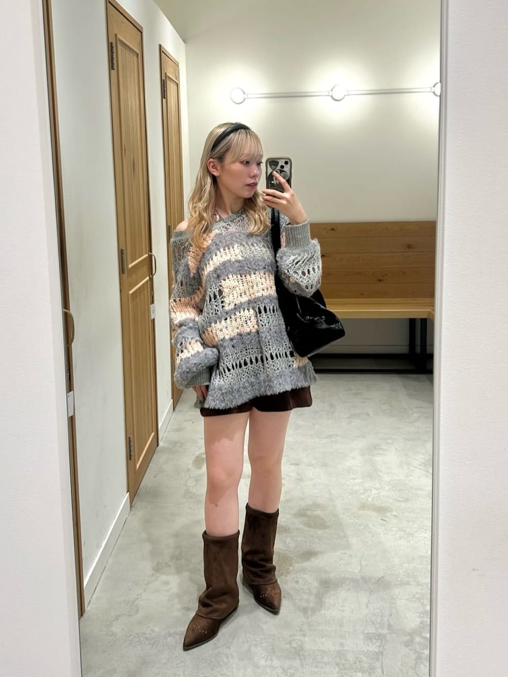 グレー系のニット/セーター、ブラウン系のその他パンツ、ブラウン系のブーツを着用したレディースの秋コーディネートの1枚目の写真