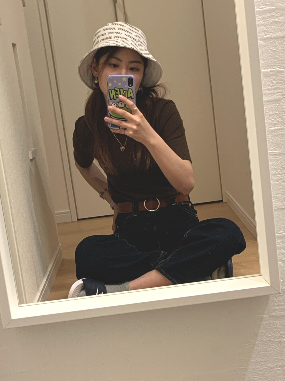 「girl、fall style」｜「CONVERSEの【CONVERSE】リバーシブルバケットハット（ハット、ホワイト系）」を使った、Reoさん（レディース・155cm）の冬コーディネートの1枚目の写真
