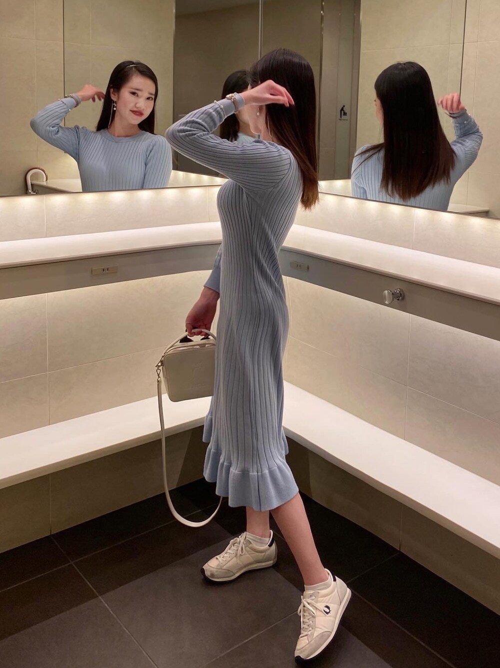 「大人カジュアル、春カラー、ワンピース、ワンピース×スニーカー、スニーカーコーデ、春コーデ、シンプルコーデ、相互フォロー、いいね、save、フォローお願いします🤑、淡色コーデ、マーメイドスカート、韓国ファッション、きれいめカジュアル、大人コーデ、大人ガーリー」｜「FRED PERRYのアイテム（スニーカー、ホワイト系）」を使った、Harukaさん（レディース・161cm）の春コーディネートの1枚目の写真