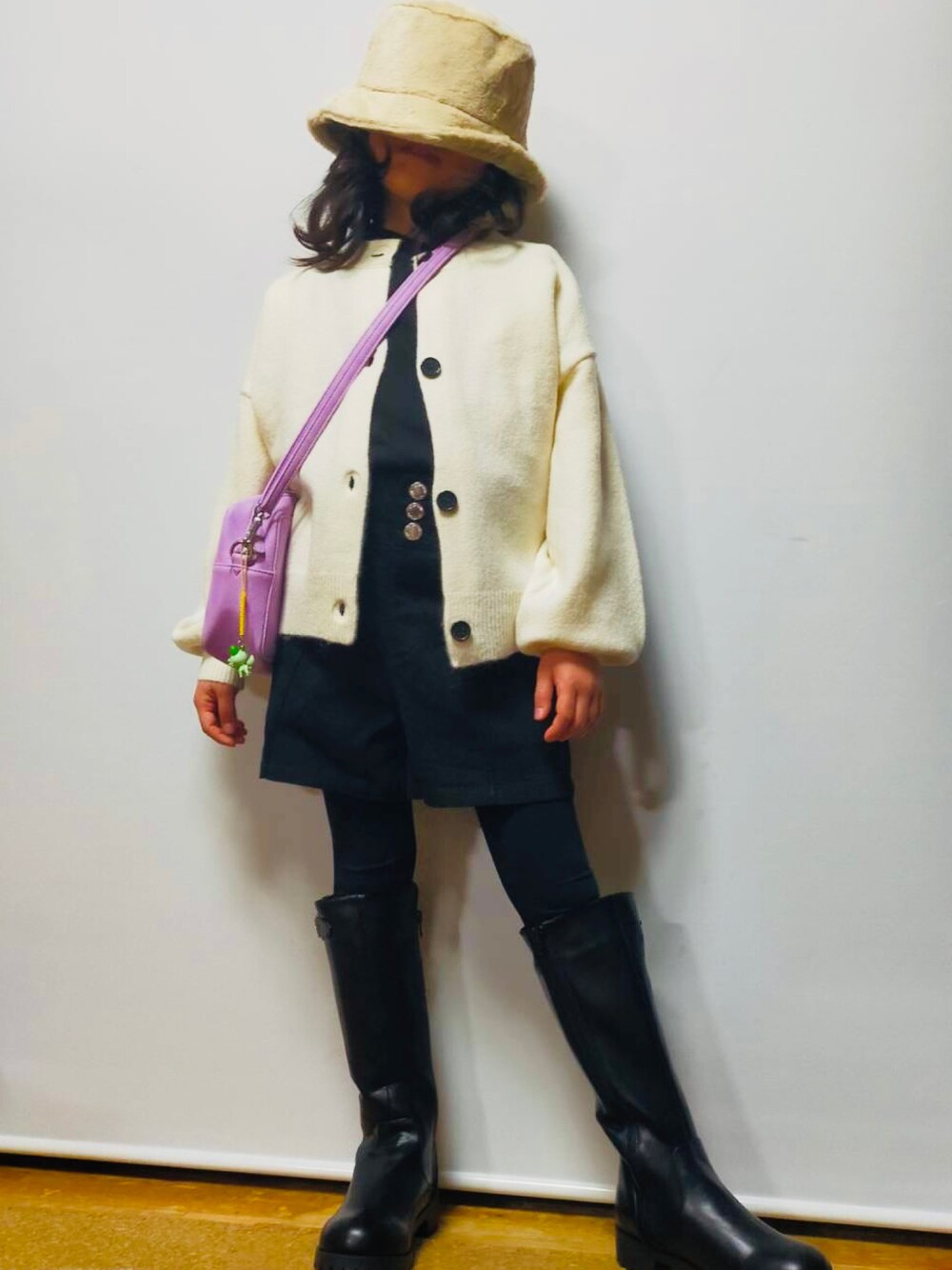 「130㎝、冬コーデ、小学生、クリスマスに着たい服、おでかけコーデ」｜「EPICKSのファーバケットハット（ハット、ホワイト系）」を使った、nomadicsさん（キッズ・120cm）の冬コーディネートの1枚目の写真