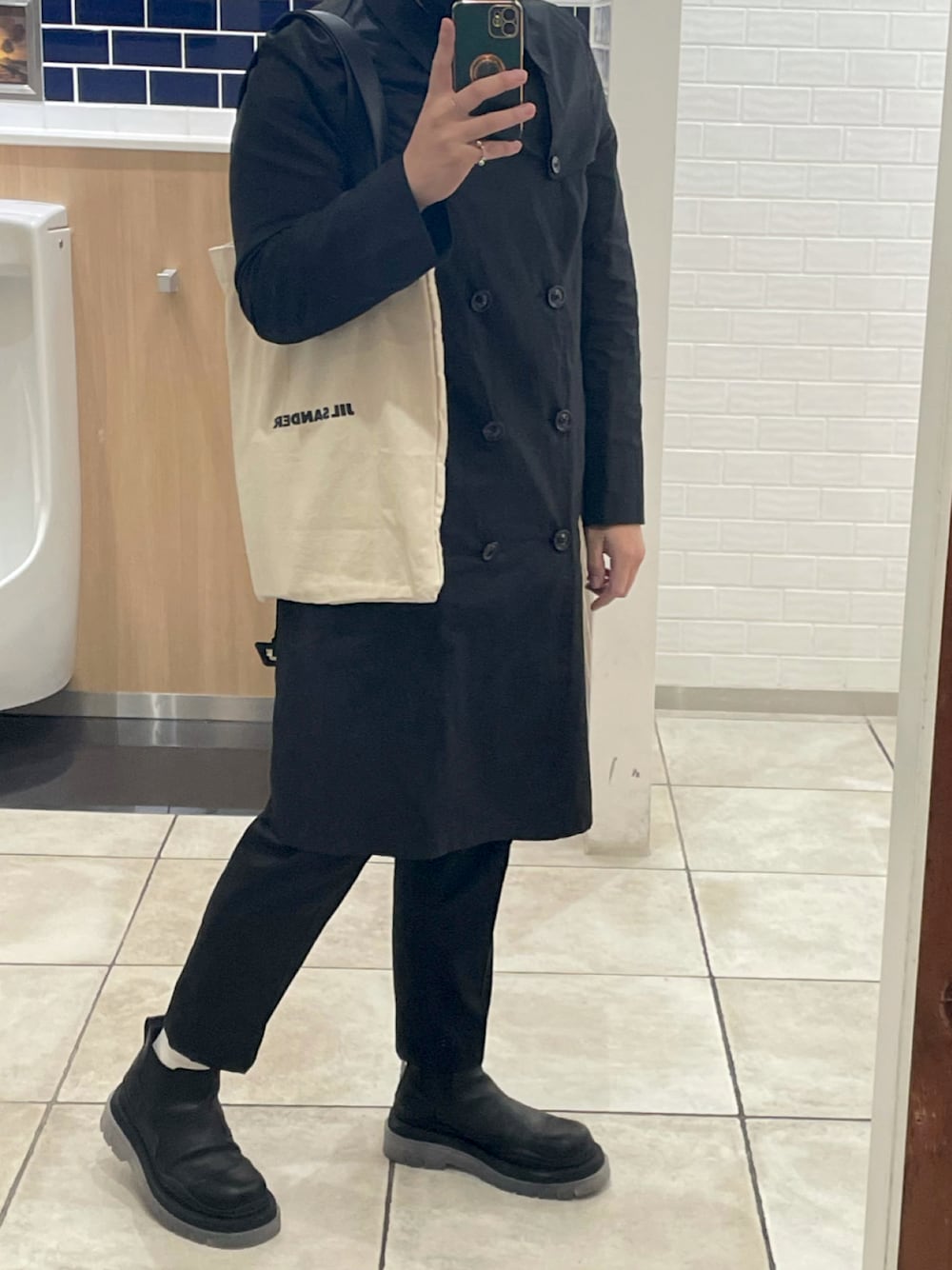「Maison Margiela、MARGIELA、メゾンマルジェラ、マルジェラ、マルタンマルジェラ、ボッテガヴェネタ、BOTTEGA VENETA、タイヤブーツ、jil sander、ブラック、ブラックコーデ、黒、黒コーデ」｜「JIL SANDERのFLAT SHOPPER LG（トートバッグ、ホワイト系）」を使った、服の為に30kg減量@なかゆさん（メンズ・182cm）の春コーディネートの1枚目の写真