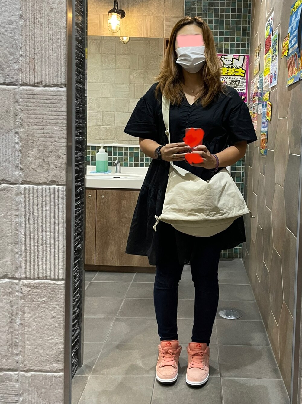 「お出かけコーデ、休日コーデ、シンプルスタイル、スニーカー女子」｜「AMERICAN HOLICのアイテム（デニムパンツ、ブルー系）」を使った、M&Aさん（レディース・163cm）の秋コーディネートの1枚目の写真