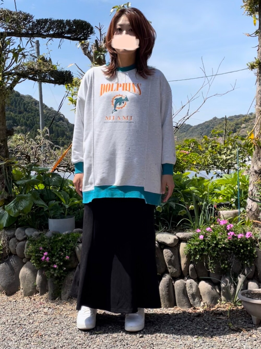「シンプルコーデ、オトナカジュアル、リラックススタイル、オーバーサイズ、スニーカーコーデ、NIKE AIR FORCE、白スニーカー」｜「niko and...のアイテム（スウェット、グレー系）」を使った、M&Aさん（レディース・163cm）の春コーディネートの1枚目の写真