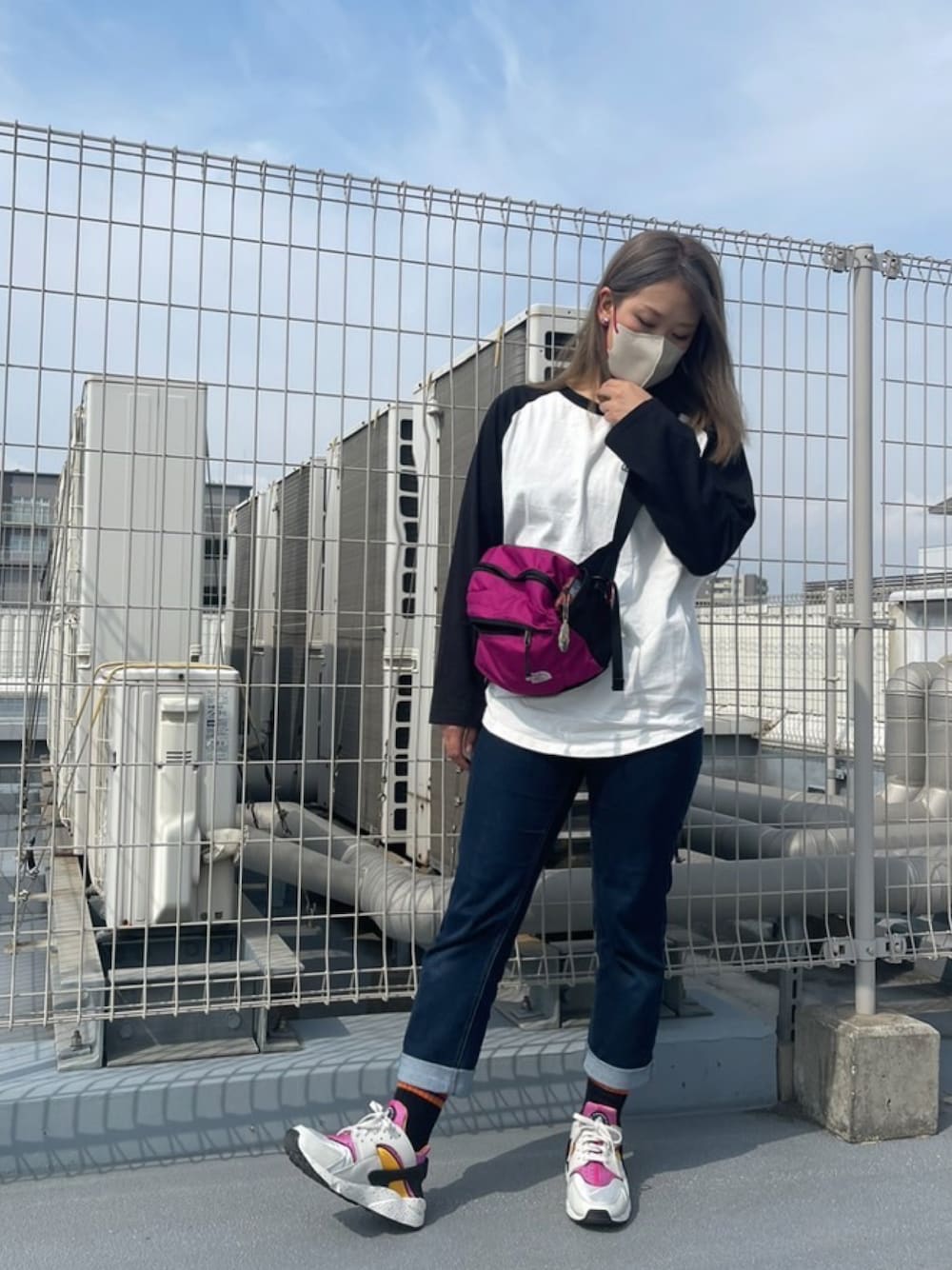 「休日スタイル、春服デビュー宣言、パンツスタイル、NIKEスニーカー、エアハラチ、x-girl」｜「AMERICAN HOLICのアイテム（デニムパンツ、ブルー系）」を使った、M&Aさん（レディース・163cm）の春コーディネートの1枚目の写真