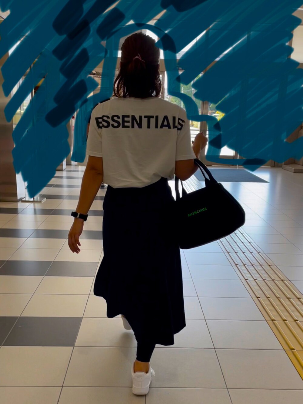「秋コーデ、オトナ女子、カジュアルコーデ、お出かけコーデ、スニーカー、Ｔシャツ大好き」｜「UNIQLOのアイテム（スカート、ブラック系）」を使った、M&Aさん（レディース・163cm）の秋コーディネートの1枚目の写真