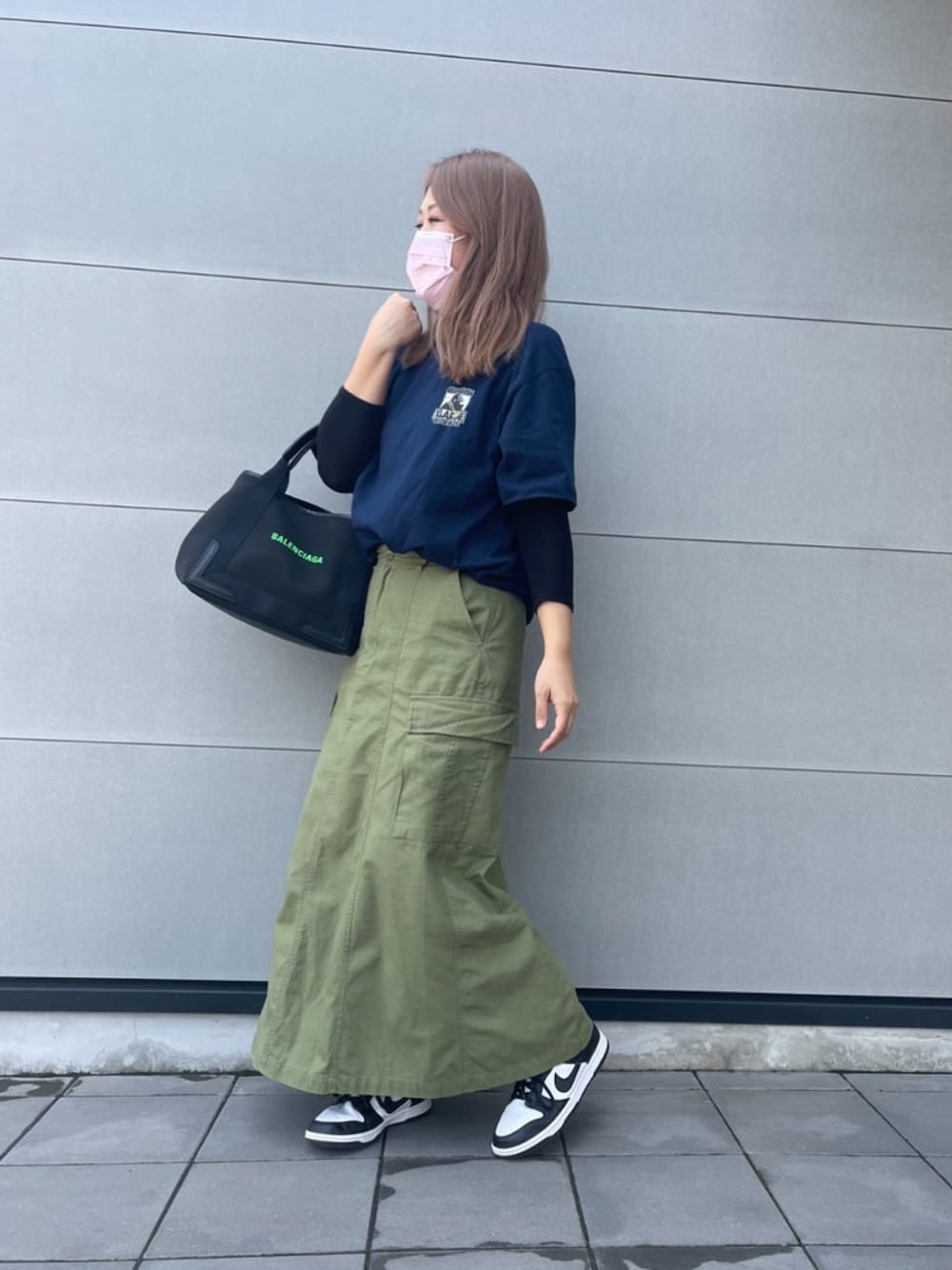 「お洒落さんとつながりたい、エクストララージ、初夏コーデ、スニーカー、パンダ、ナイキスニーカー、ダンク、X-LARGE」｜「BALENCIAGAのアイテム（トートバッグ、ブラック系）」を使った、M&Aさん（レディース・163cm）の春コーディネートの1枚目の写真