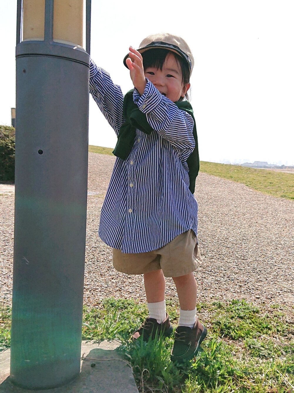 「春服みてみて、シャツスタイル、ストライプ、ハーフパンツ、カジュアルコーデ、ビッグシルエット、レイヤードスタイル、春コーデ、スニーカーコーデ、古着MIX、シンプルコーデ、ストライプシャツ、モカシン、スニーカー、グリーン」｜「西松屋の52cm   本体879円   22M-MCZ012（帽子、ベージュ系）」を使った、REIさん（キッズ・80cm）の春コーディネートの4枚目の写真
