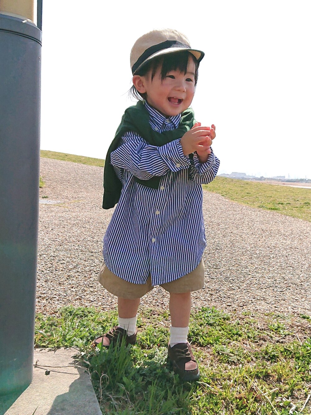 「春服みてみて、シャツスタイル、ストライプ、ハーフパンツ、カジュアルコーデ、ビッグシルエット、レイヤードスタイル、春コーデ、スニーカーコーデ、古着MIX、シンプルコーデ、ストライプシャツ、モカシン、スニーカー、グリーン」｜「西松屋の52cm   本体879円   22M-MCZ012（帽子、ベージュ系）」を使った、REIさん（キッズ・80cm）の春コーディネートの3枚目の写真
