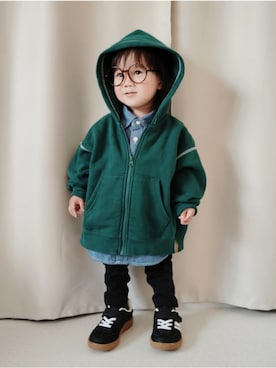 「GU（ジーユー）のsize:100 color:58DARKGREEN（パーカー、グリーン系）」を使った、REIさん（キッズ・110cm）の春コーディネート