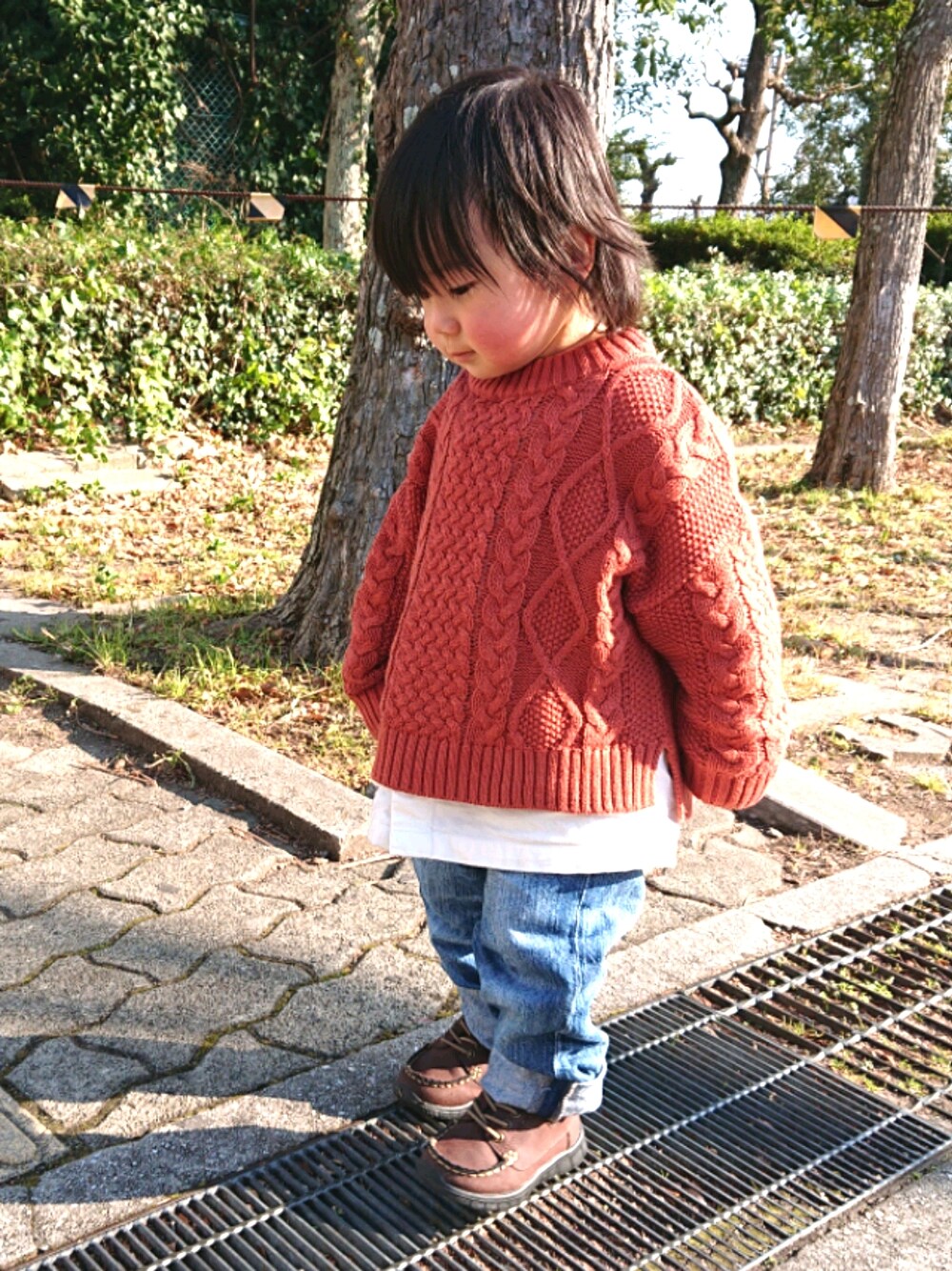 「ケーブルニット、レイヤードスタイル、デニムパンツ、カラーニット、モカシン、スニーカー、スニーカーコーデ、休日スタイル、私の推しブランド、ボリューム袖、冬コーデ、あったかコーデ、プチプラ、ビッグシルエット、シンプルコーデ」｜「Seraphのビックシルエットケーブルトップス_ウォッシャブル（ニット/セーター、レッド系）」を使った、REIさん（キッズ・80cm）の冬コーディネートの1枚目の写真