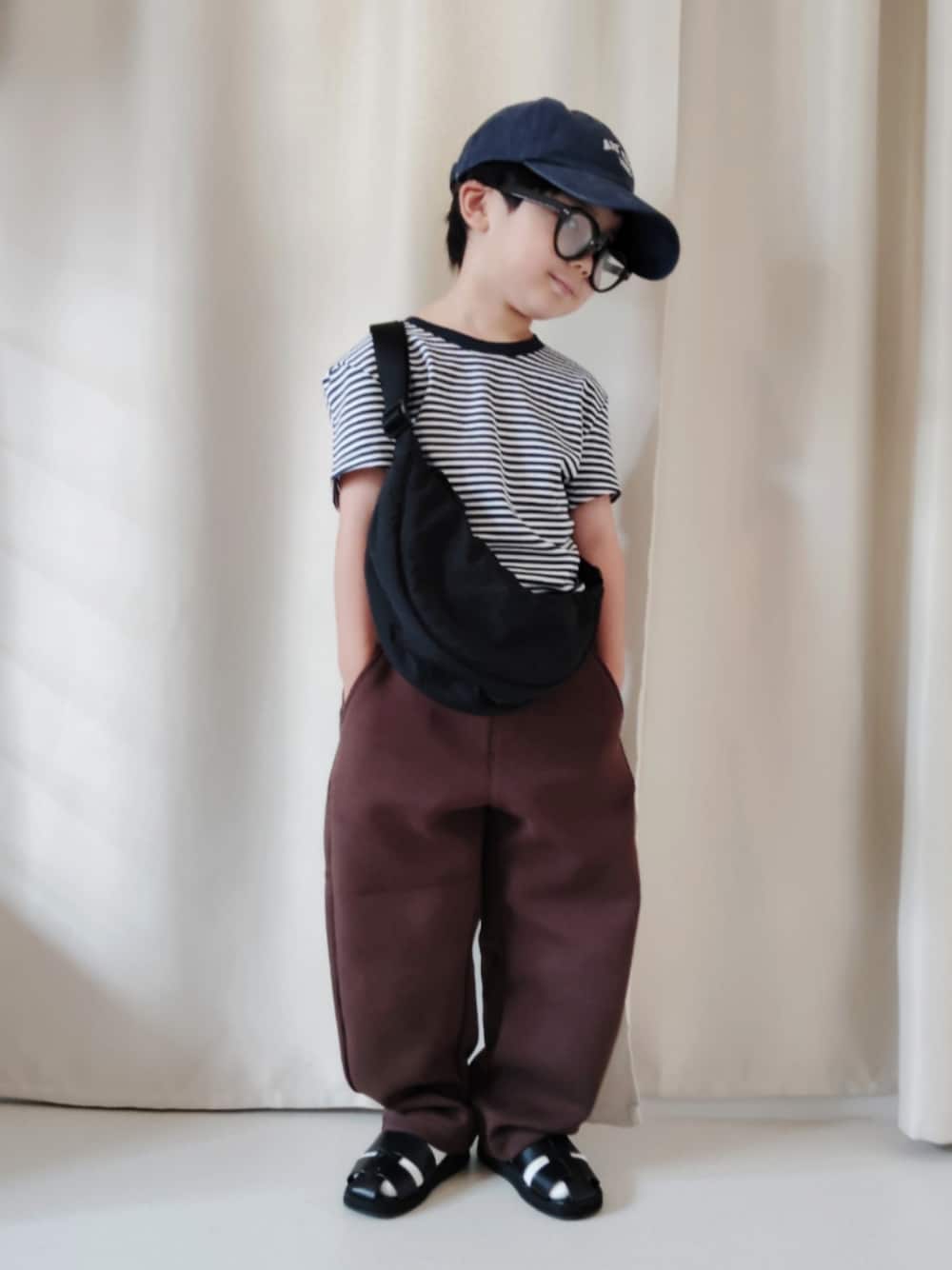 「ブラウン、秋服準備はじめました、スウェット、ボーダー、スウェットパンツ、Tシャツ、ショルダーバッグ、きれいめカジュアル、サングラス、めがね、夏コーデ、お出かけコーデ、サンダル、プチプラ、グルカサンダル」｜「GUの 起毛ツイルベースボールキャップ   69NAVY（キャップ、ブルー系）」を使った、REIさん（キッズ・110cm）の秋コーディネートの1枚目の写真