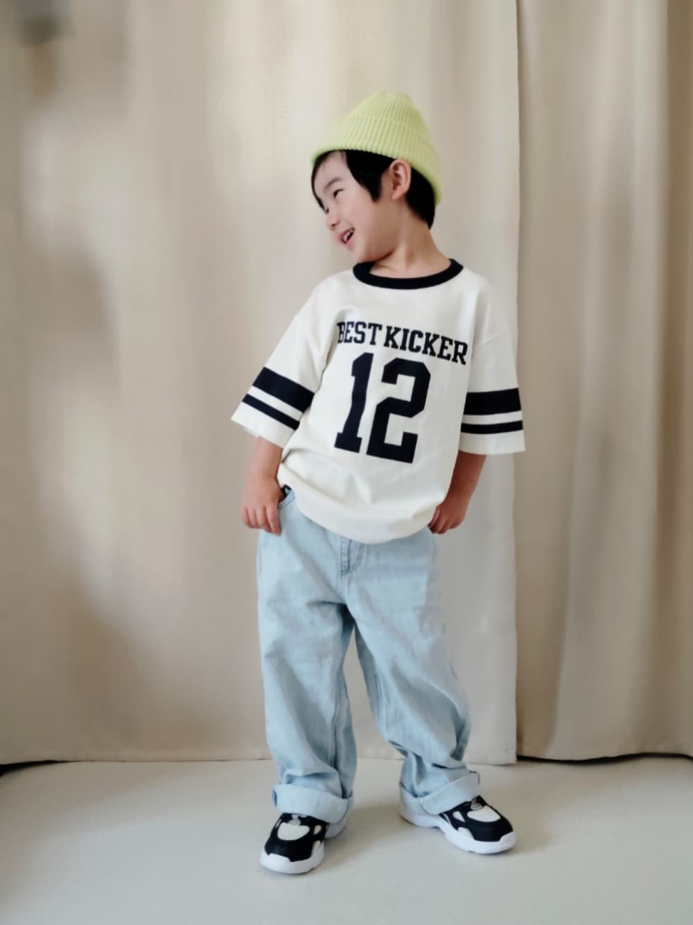 「春色、春コーデ、淡色コーデ、きれいめカジュアル、パステルカラー、ロゴT、デニム、デニムパンツ、お出かけコーデ、スニーカー、ニット帽、休日スタイル、春夏コーデ、デートコーデ、カジュアルコーデ」｜「GUのアイテム（ニットキャップ/ビーニー、イエロー系）」を使った、REIさん（キッズ・100cm）の春コーディネートの1枚目の写真