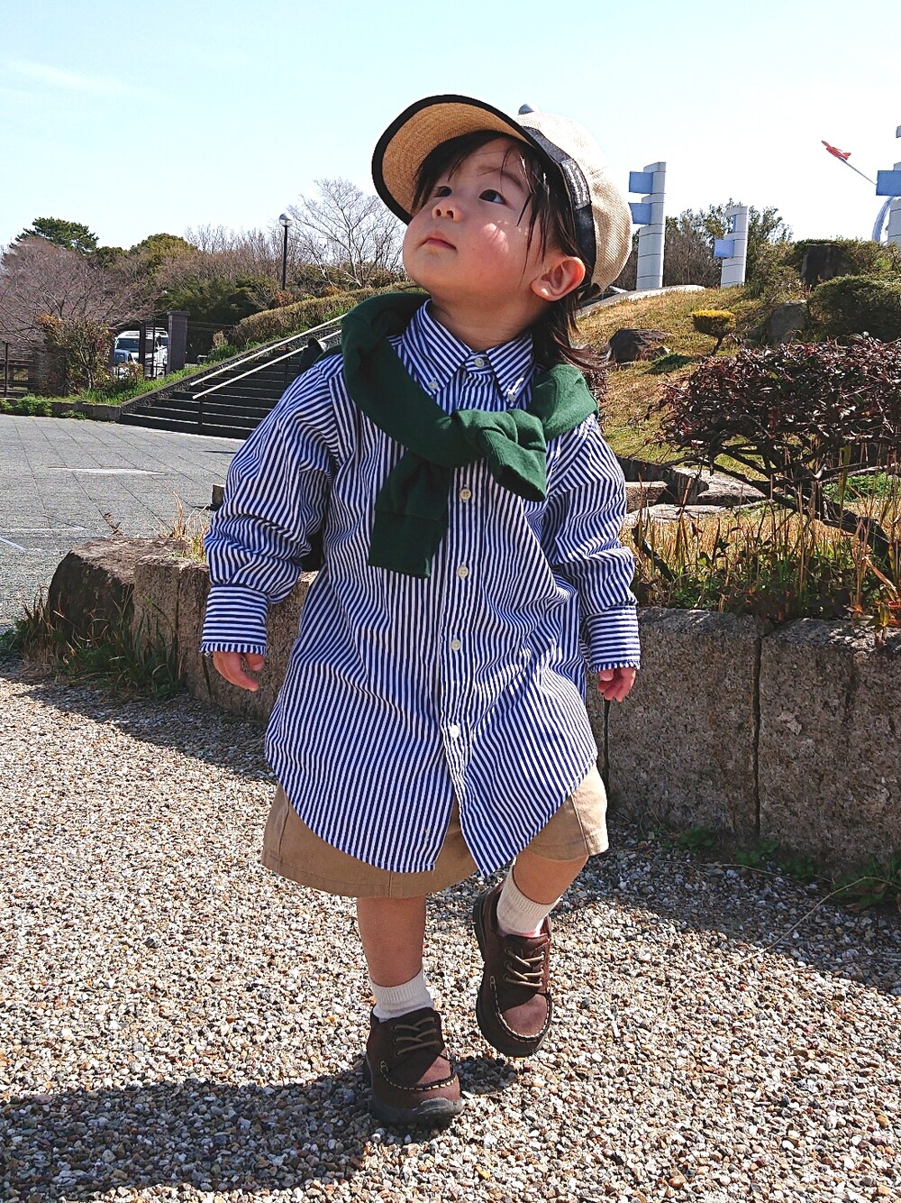 「春服みてみて、シャツスタイル、ストライプ、ハーフパンツ、カジュアルコーデ、ビッグシルエット、レイヤードスタイル、春コーデ、スニーカーコーデ、古着MIX、シンプルコーデ、ストライプシャツ、モカシン、スニーカー、グリーン」｜「西松屋の52cm   本体879円   22M-MCZ012（帽子、ベージュ系）」を使った、REIさん（キッズ・80cm）の春コーディネートの1枚目の写真