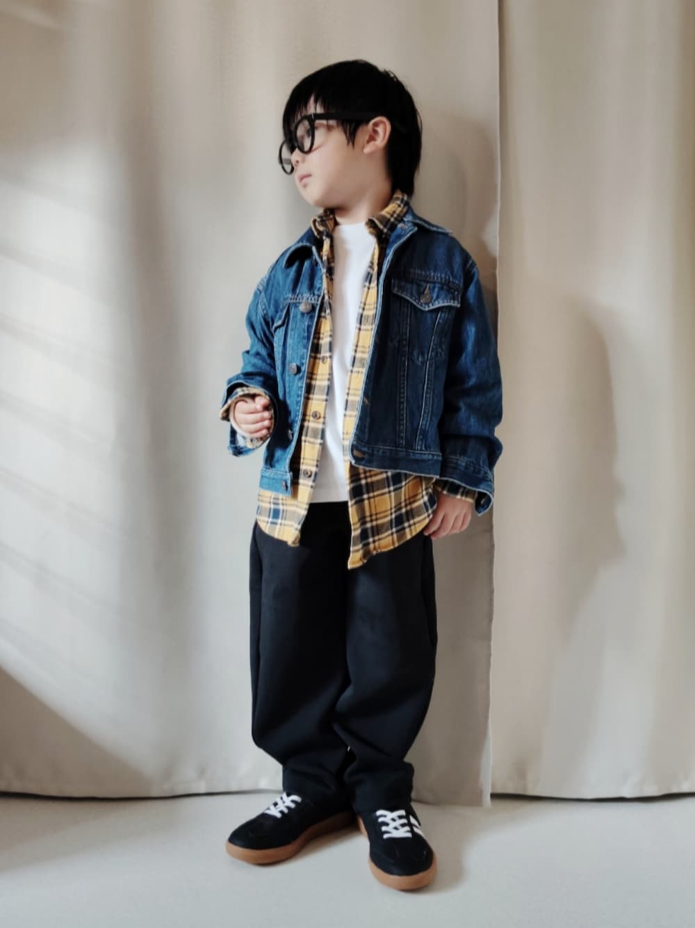 ブルー系のデニムジャケット、イエロー系のシャツ/ブラウス、ホワイト系のTシャツ/カットソーを着用したキッズの秋コーディネートの1枚目の写真