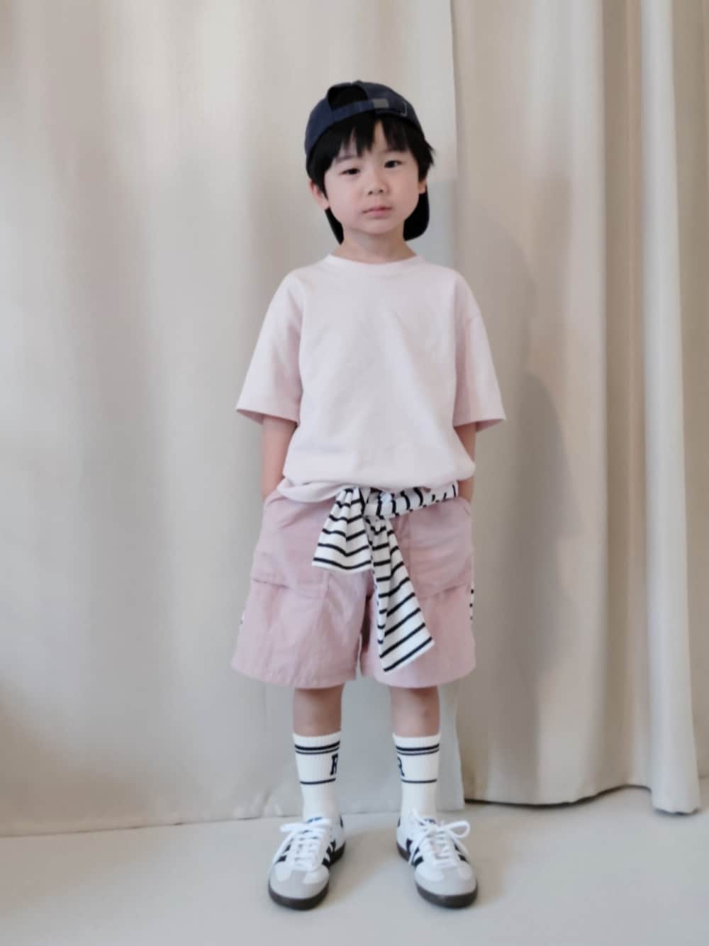 「やっぱり帽子が好き、雨の日コーデ、キャップ、ボーダー、Tシャツ、スニーカー、プチプラ、お出かけコーデ、ピンク、淡色コーデ、スポーツミックス、春コーデ、春夏コーデ、夏コーデ、ショートパンツ」｜「GUの 起毛ツイルベースボールキャップ   69NAVY（キャップ、ブルー系）」を使った、REIさん（キッズ・100cm）の春コーディネートの1枚目の写真