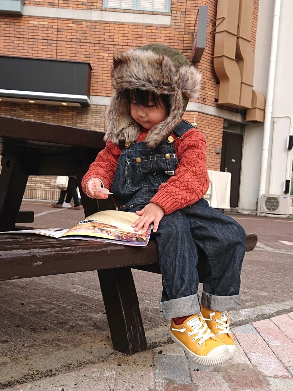 「レイヤードスタイル、サロペット、ニット、カラーニット、スニーカー、スニーカーコーデ、カラーソックス、フライトキャップ、2歳、カジュアルコーデ、ビッグシルエット、冬コーデ、デニム、私の推しブランド、韓国子供服」｜「Birthdayの  CPフライトキルト   中緑   56cm   ¥1,309   【302-0898】（帽子、グリーン系）」を使った、REIさん（キッズ・90cm）の冬コーディネートの1枚目の写真