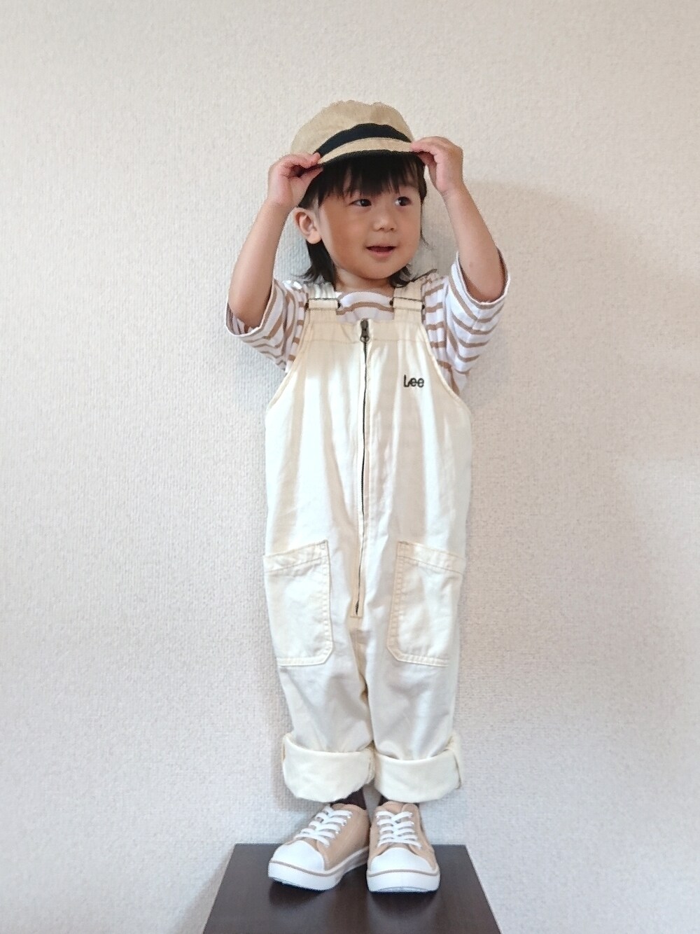 「サロペット、ボーダー、Tシャツ、キャップ、スニーカーコーデ、カフェオレコーデ、ホワイト、デニム、ビッグシルエット、カジュアルコーデ、秋服準備はじめました、休日スタイル、ワントーンコーデ、プチプラ、淡色コーデ」｜「西松屋の52cm   本体879円   22M-MCZ012（帽子、ベージュ系）」を使った、REIさん（キッズ・90cm）の夏コーディネートの1枚目の写真