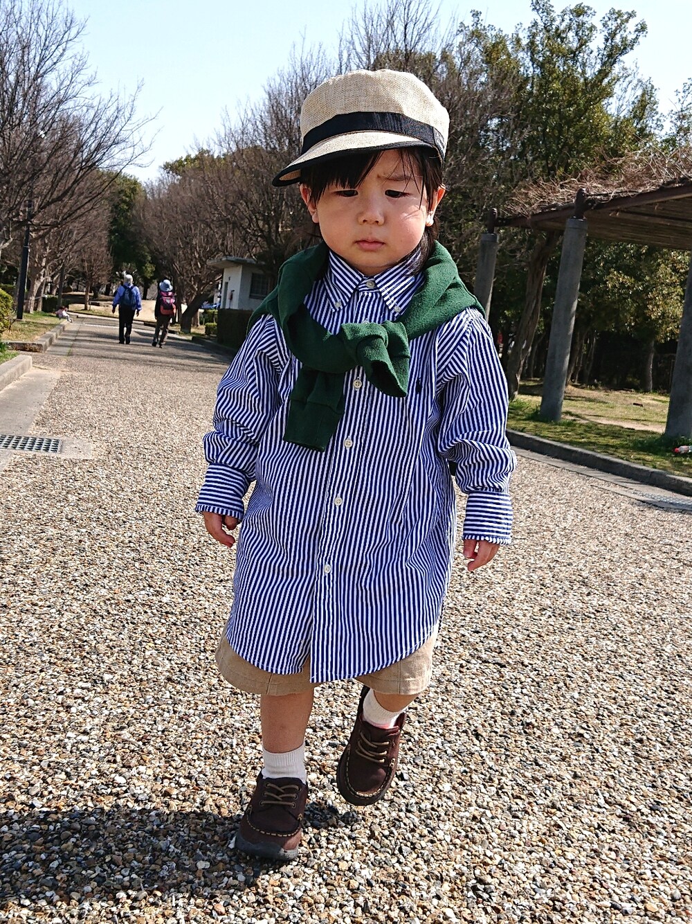 「春服みてみて、シャツスタイル、ストライプ、ハーフパンツ、カジュアルコーデ、ビッグシルエット、レイヤードスタイル、春コーデ、スニーカーコーデ、古着MIX、シンプルコーデ、ストライプシャツ、モカシン、スニーカー、グリーン」｜「西松屋の52cm   本体879円   22M-MCZ012（帽子、ベージュ系）」を使った、REIさん（キッズ・80cm）の春コーディネートの5枚目の写真