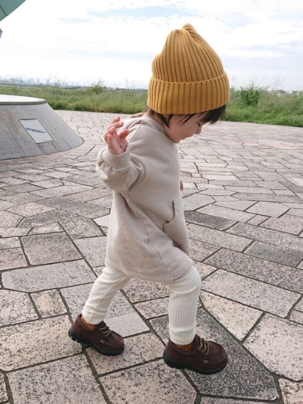 「リブパンツ、ニット帽、パーカー、ベージュ、イエロー、ワントーンコーデ、カラーソックス、モカシン、スニーカー、からし色、ホワイト、ブラウン、秋コーデ、休日スタイル、マスタード」｜「GLOBAL WORKの【キッズ】アラエルニットワッチ/728579（ニットキャップ/ビーニー、イエロー系）」を使った、REIさん（キッズ・80cm）の秋コーディネートの1枚目の写真