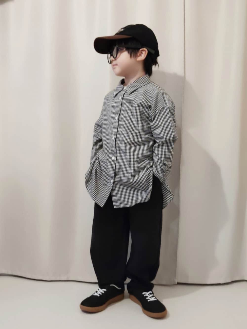 グレー系のシャツ/ブラウス、ブラック系のスウェットパンツ、ブラック系のスニーカーを着用したキッズの秋コーディネートの1枚目の写真