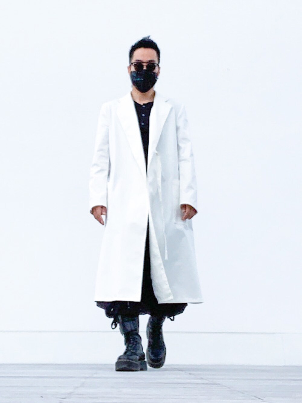 「ヨウジヤマモト、yohjiyamamoto、Dr.Martens、サングラス、白、モノトーン、バルーンパンツ」｜「Dr. Martensのアイテム（ブーツ、ブラック系）」を使った、gumpanmanreturnさん（メンズ・170cm）の秋コーディネートの1枚目の写真