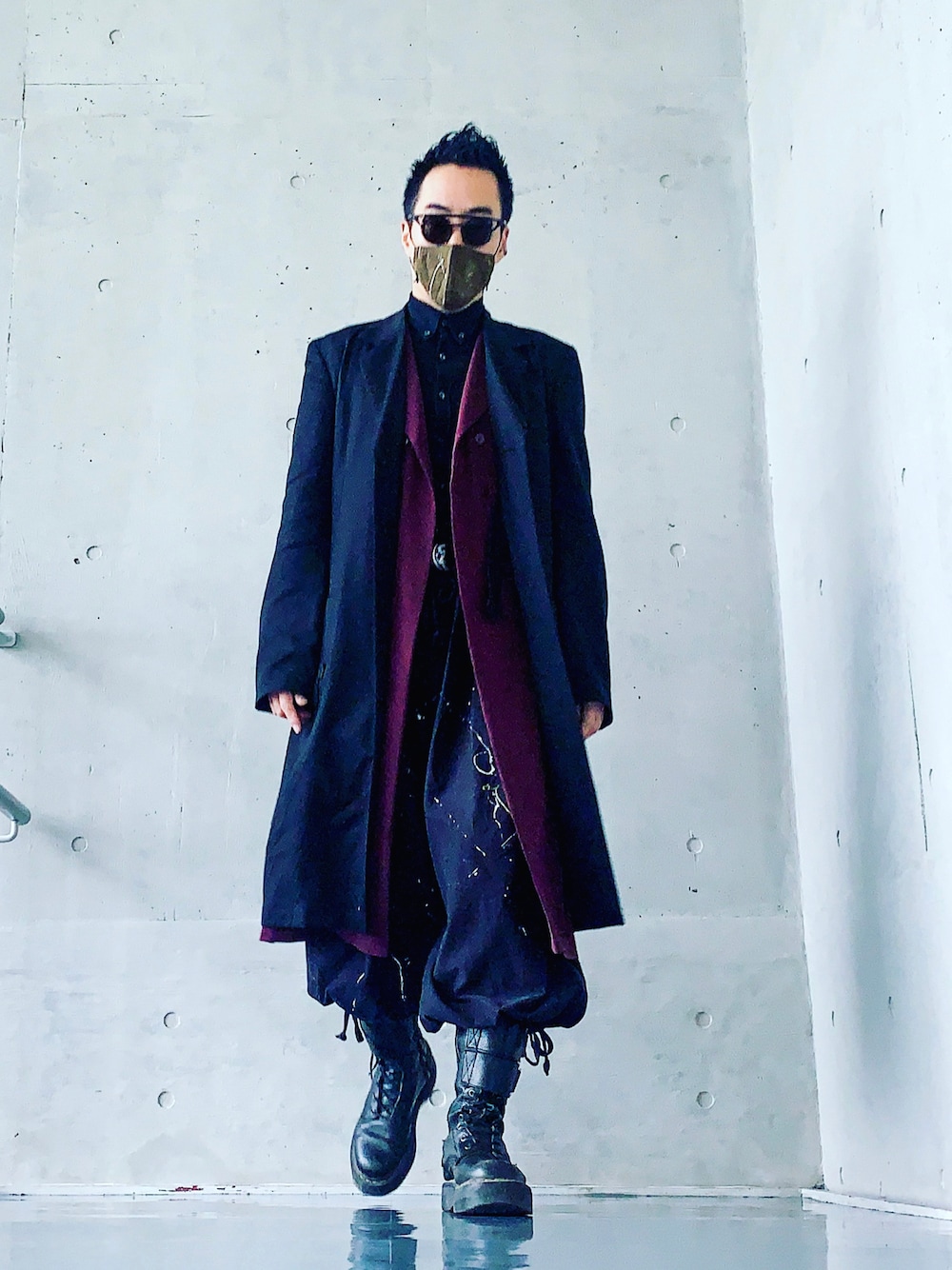 「黒コーデ、ダークトーンコーデ、春服コーデ、ブラックコーデ、黒、レイヤードスタイル、バルーンパンツ、ロングジレ、青彩衣、ドクタージャケット、オールブラック、サングラス男子、キレイめ、ドレッシー、40代ファッション」｜「Dr. Martensのアイテム（ブーツ、ブラック系）」を使った、gumpanmanreturnさん（メンズ・170cm）の春コーディネートの1枚目の写真