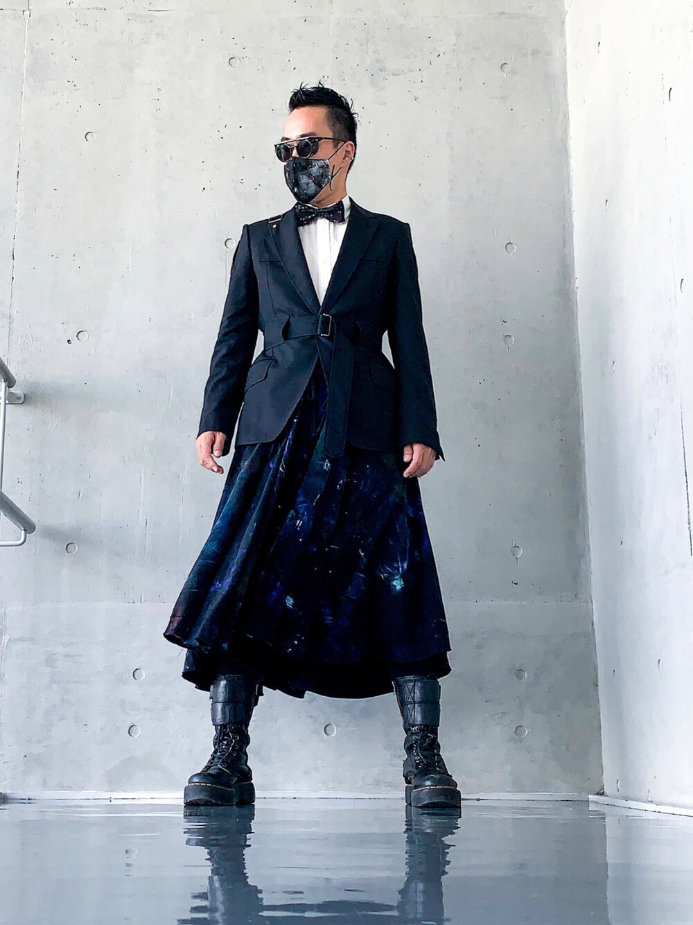 「蝶ネクタイ、秋服、ブラック、ワイドパンツ、サングラス男子、シンプルスタイル、キレイめコーデ、古着MIX、古着コーデ、古着、無印良品、リネンシャツ、フォーマル、モノトーン、モノトーンコーデ」｜「Dr. Martensのアイテム（ブーツ、ブラック系）」を使った、gumpanmanreturnさん（メンズ・170cm）の秋コーディネートの1枚目の写真