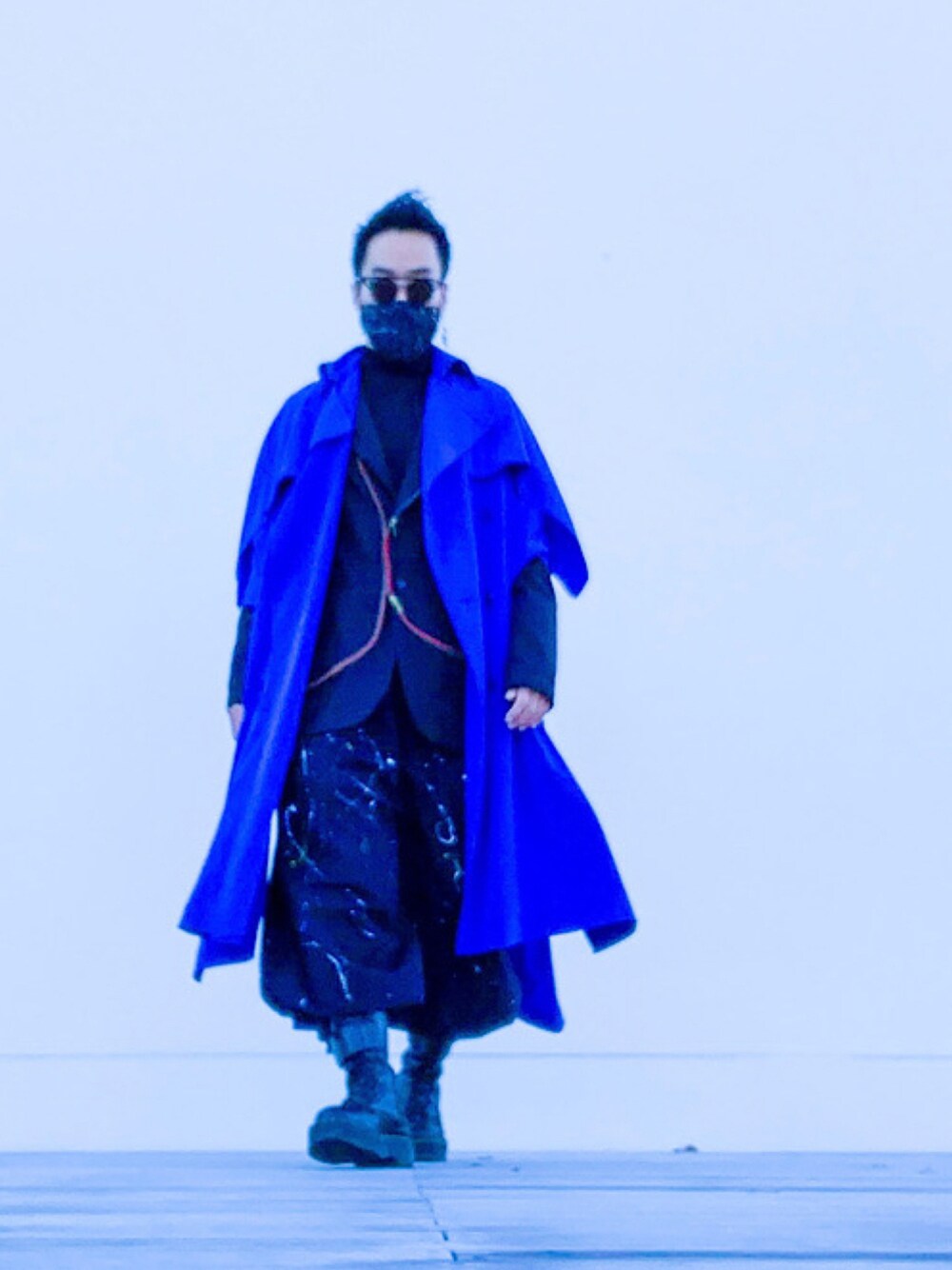 「Dr.Martens、yohjiyamamoto、青、バルーンパンツ、ヨウジヤマモト、青×黒、GROUND Y、サングラス男子、GroundY、factory900、青彩衣、ファスナージャケット、トレンチポンチョ」｜「Dr. Martensのアイテム（ブーツ、ブラック系）」を使った、gumpanmanreturnさん（メンズ・170cm）の秋コーディネートの1枚目の写真