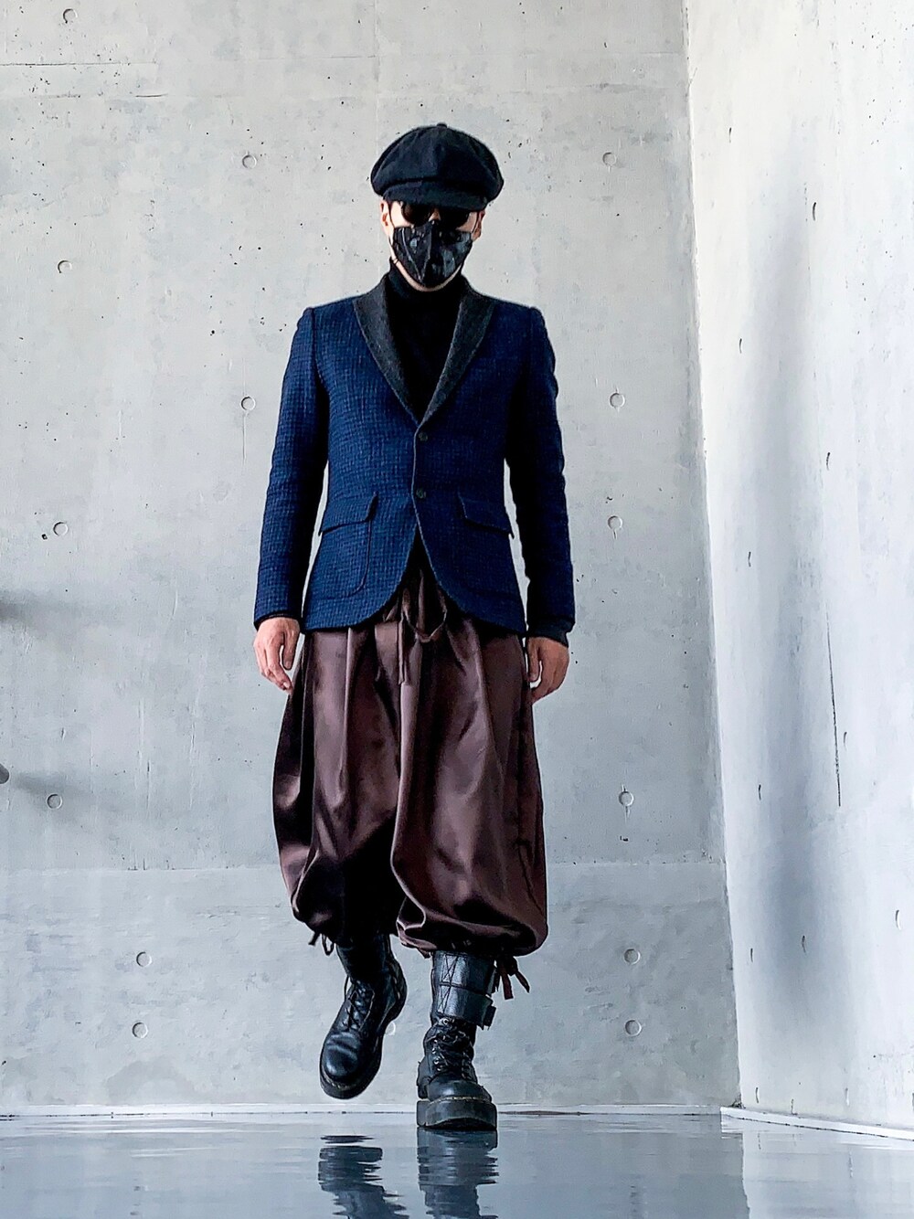 「秋冬コーデ、シンプルコーデ、サングラス男子、バルーンパンツ、キャスケット、タートルネック、ワイドパンツ、休日スタイル、Dr.Martens、メンズコーデ、ツイードジャケット、テーラードジャケット」｜「Dr. Martensのアイテム（ブーツ、ブラック系）」を使った、gumpanmanreturnさん（メンズ・170cm）の冬コーディネートの1枚目の写真