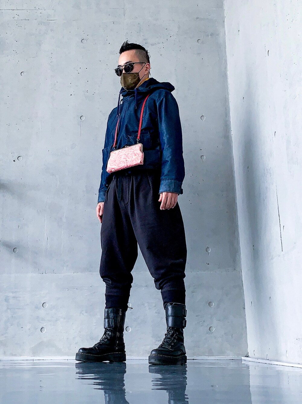「メンズコーデ、休日コーデ、ブラック、モノトーン、ブラックコーデ、ストリート、ブーツ、Dr.Martens、ストリートMIX、休日スタイル、パーカー、ネイビー、アノラックパーカー、がま口バッグ」｜「Dr. Martensのアイテム（ブーツ、ブラック系）」を使った、gumpanmanreturnさん（メンズ・170cm）の冬コーディネートの1枚目の写真