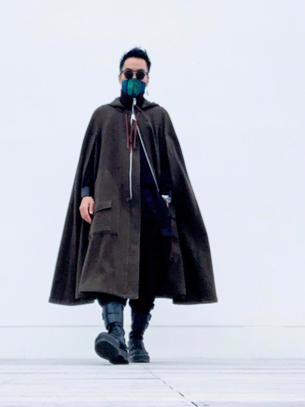 「Dr.Martens、yohjiyamamoto、カーゴパンツ、ROGGYKEI、ヨウジヤマモト、マント、GROUND Y、GroundY、factory900」｜「Dr. Martensのアイテム（ブーツ、ブラック系）」を使った、gumpanmanreturnさん（メンズ・170cm）の秋コーディネートの1枚目の写真