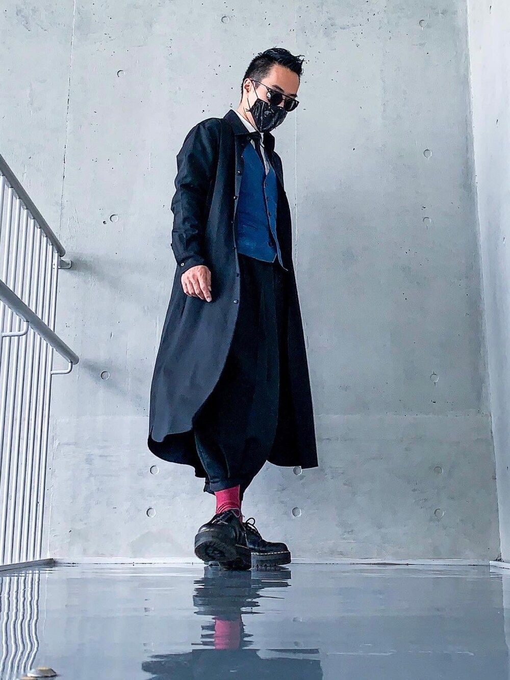 「ヨウジヤマモト、フォーマル、休日スタイル、秋コーデ、モノトーン、モノトーンコーデ、サングラス男子、ハカマパンツ、タイドアップ、無印良品、リネンシャツ、差し色、靴下、くつした、ロングシャツドレス」｜「Dr. Martensのアイテム（その他シューズ、ブラック系）」を使った、gumpanmanreturnさん（メンズ・170cm）の秋コーディネートの1枚目の写真