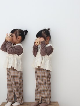 「pairmanon（ペアマノン）のユニセックスサルエル風リラックス10分丈パンツ（その他パンツ、ブラウン系）」を使った、ユズ　アンさん（キッズ・100cm）の秋コーディネート