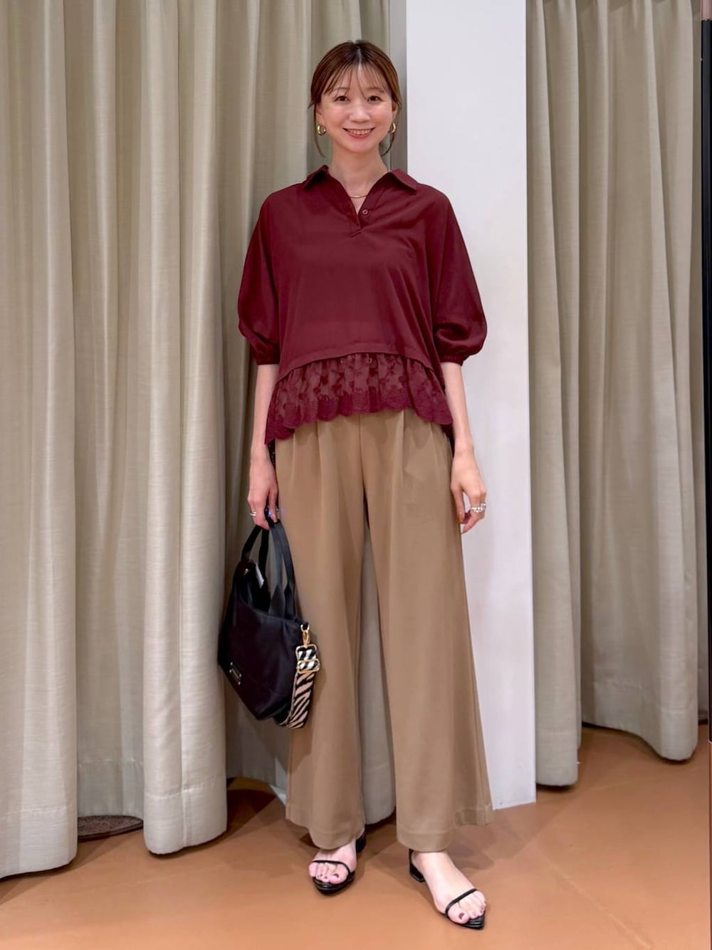 ベージュ系のその他パンツ、ブラック系のショルダーバッグ、ブラック系のサンダルを着用したレディースの秋コーディネートの1枚目の写真