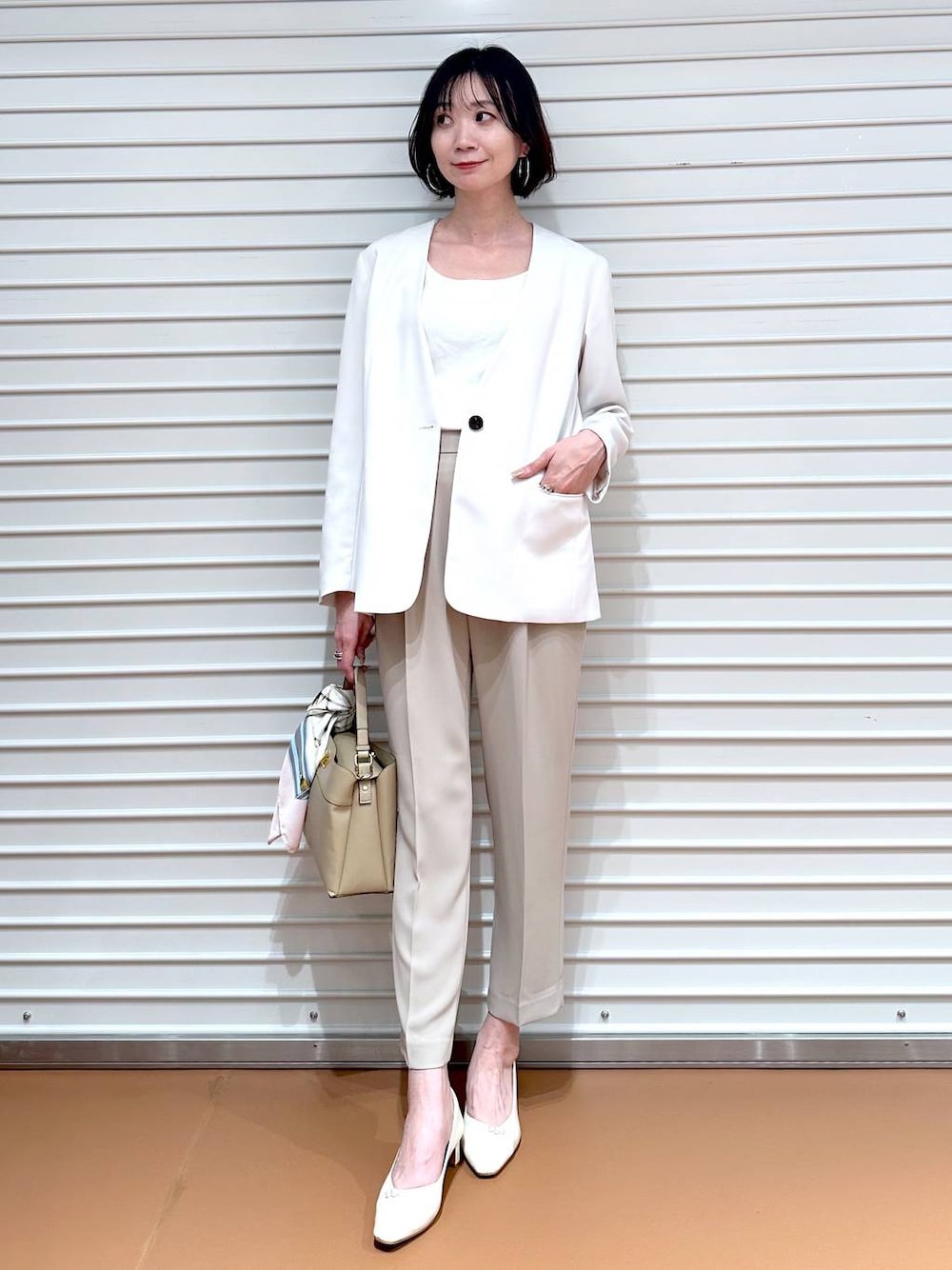 ベージュ系のその他パンツ、ベージュ系のその他パンツ、ベージュ系のノーカラージャケットを着用したレディースの冬コーディネートの1枚目の写真
