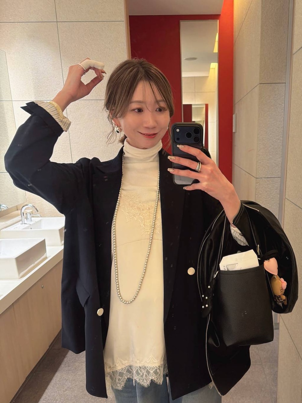 ホワイト系のTシャツ/カットソー、ホワイト系のパンプス、ブルー系のデニムパンツを着用したレディースの冬コーディネートの1枚目の写真