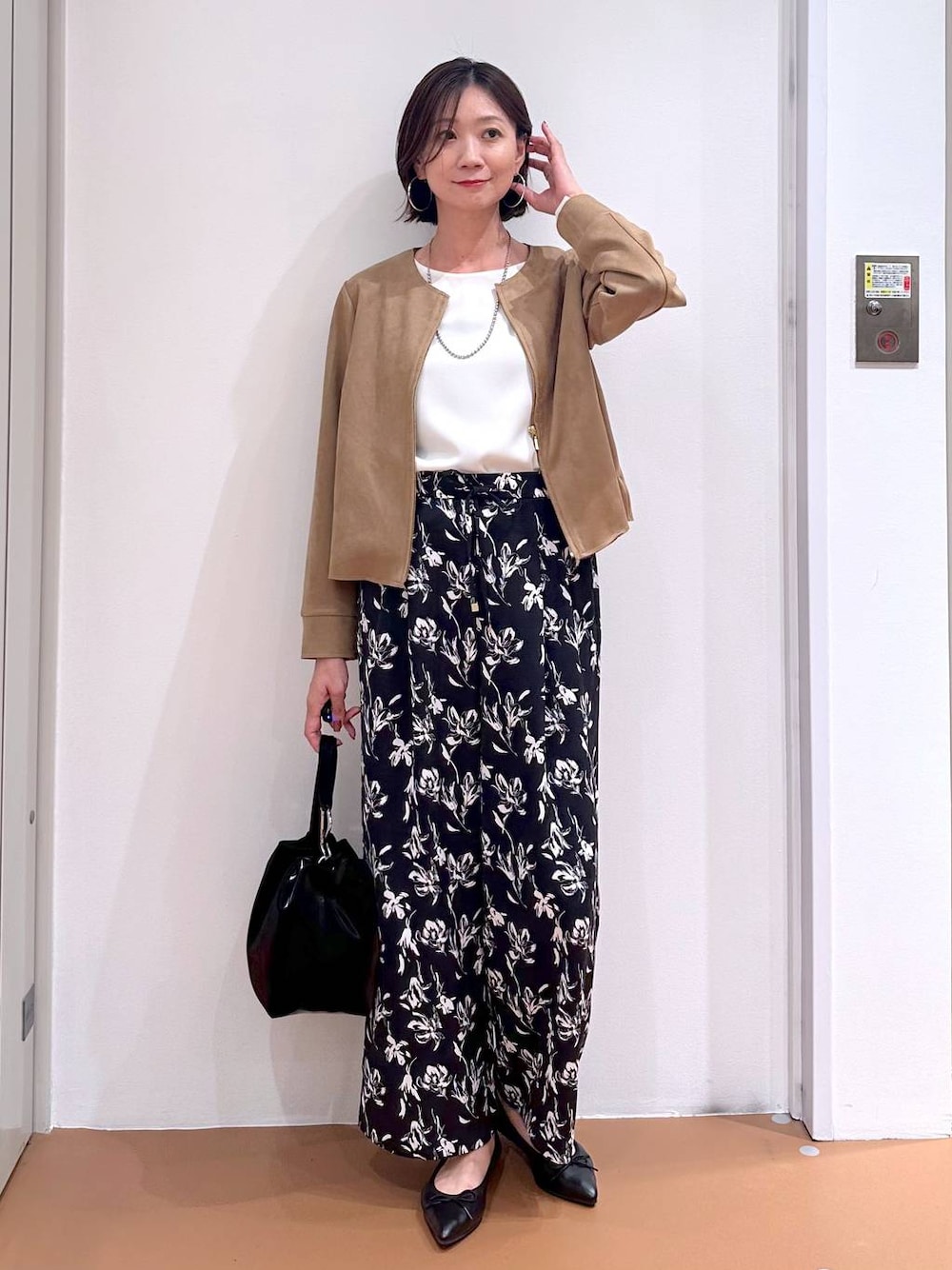 ブラック系のパンプス、ブルー系のその他パンツ、ホワイト系のTシャツ/カットソーを着用したレディースの秋コーディネートの1枚目の写真