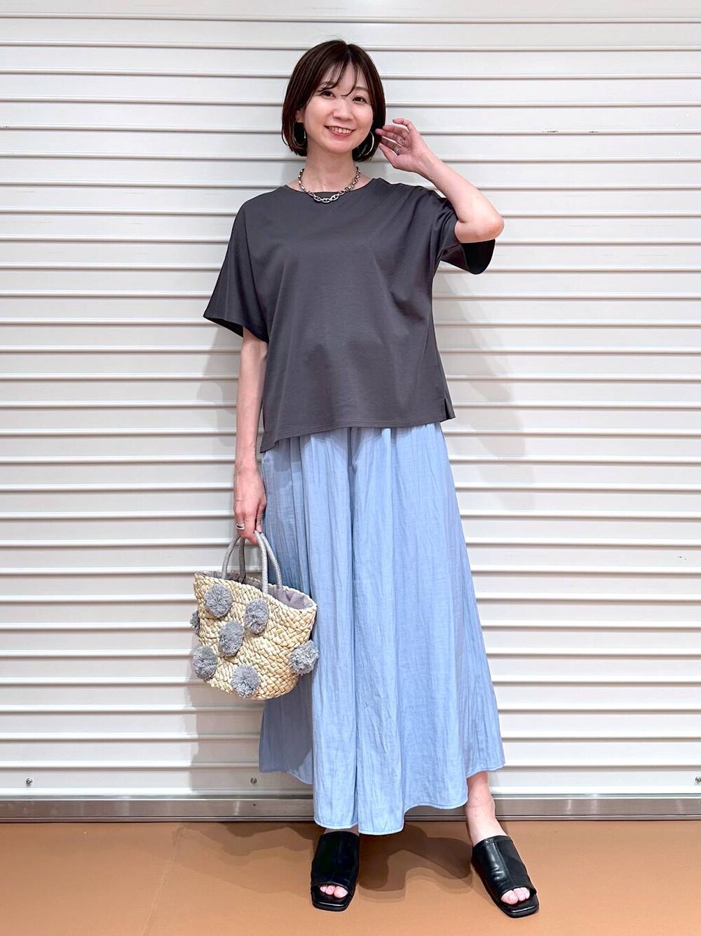 グレー系のTシャツ/カットソー、ブラック系のサンダル、ブルー系のその他パンツを着用したレディースの夏コーディネートの1枚目の写真