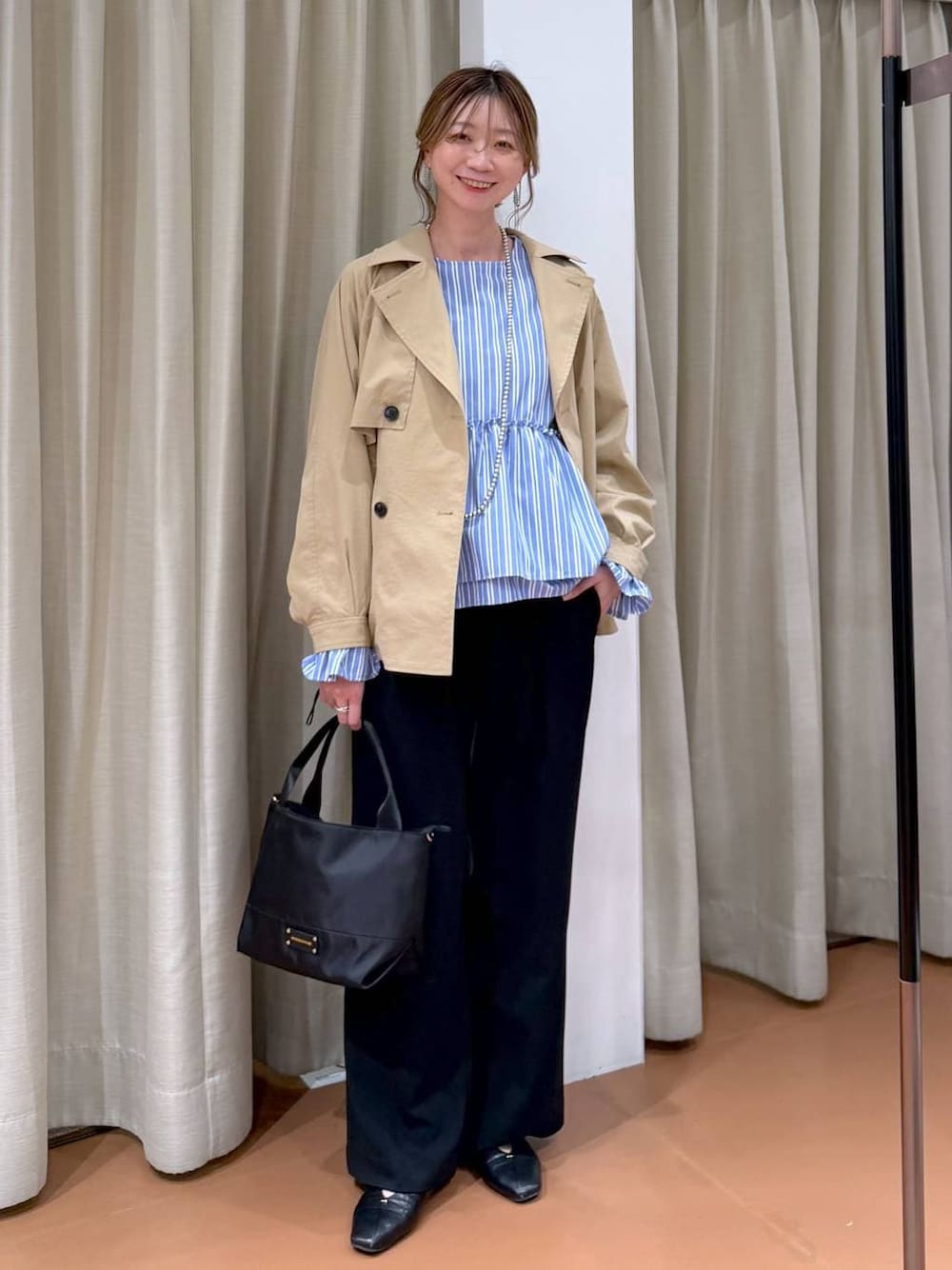 ブラック系のその他パンツ、ブラック系のパンプス、ブルー系のシャツ/ブラウスを着用したレディースの春コーディネートの1枚目の写真