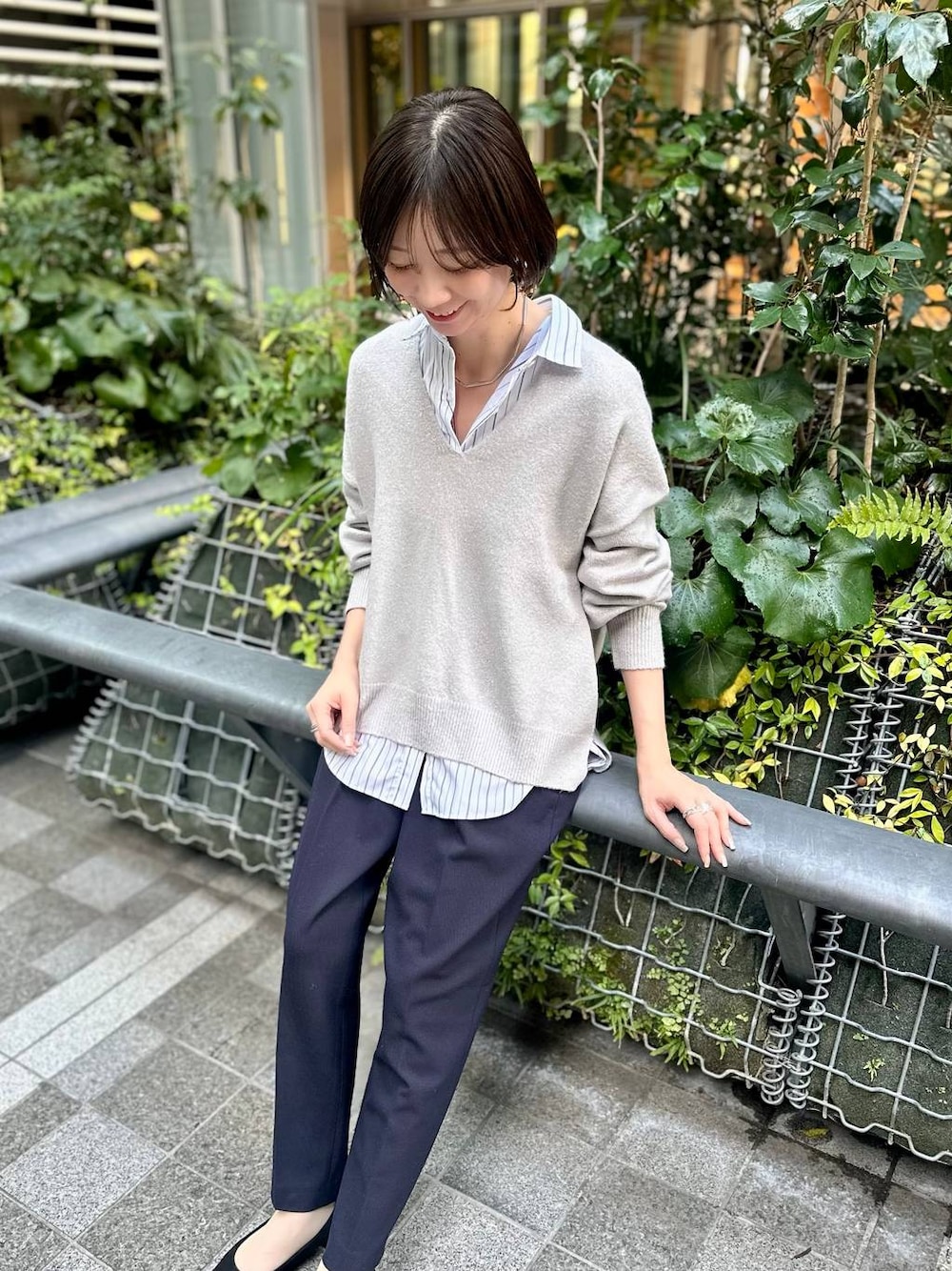 ブラック系のシャツ/ブラウス、ブルー系のその他パンツ、グレー系のニット/セーターを着用したレディースの冬コーディネートの1枚目の写真