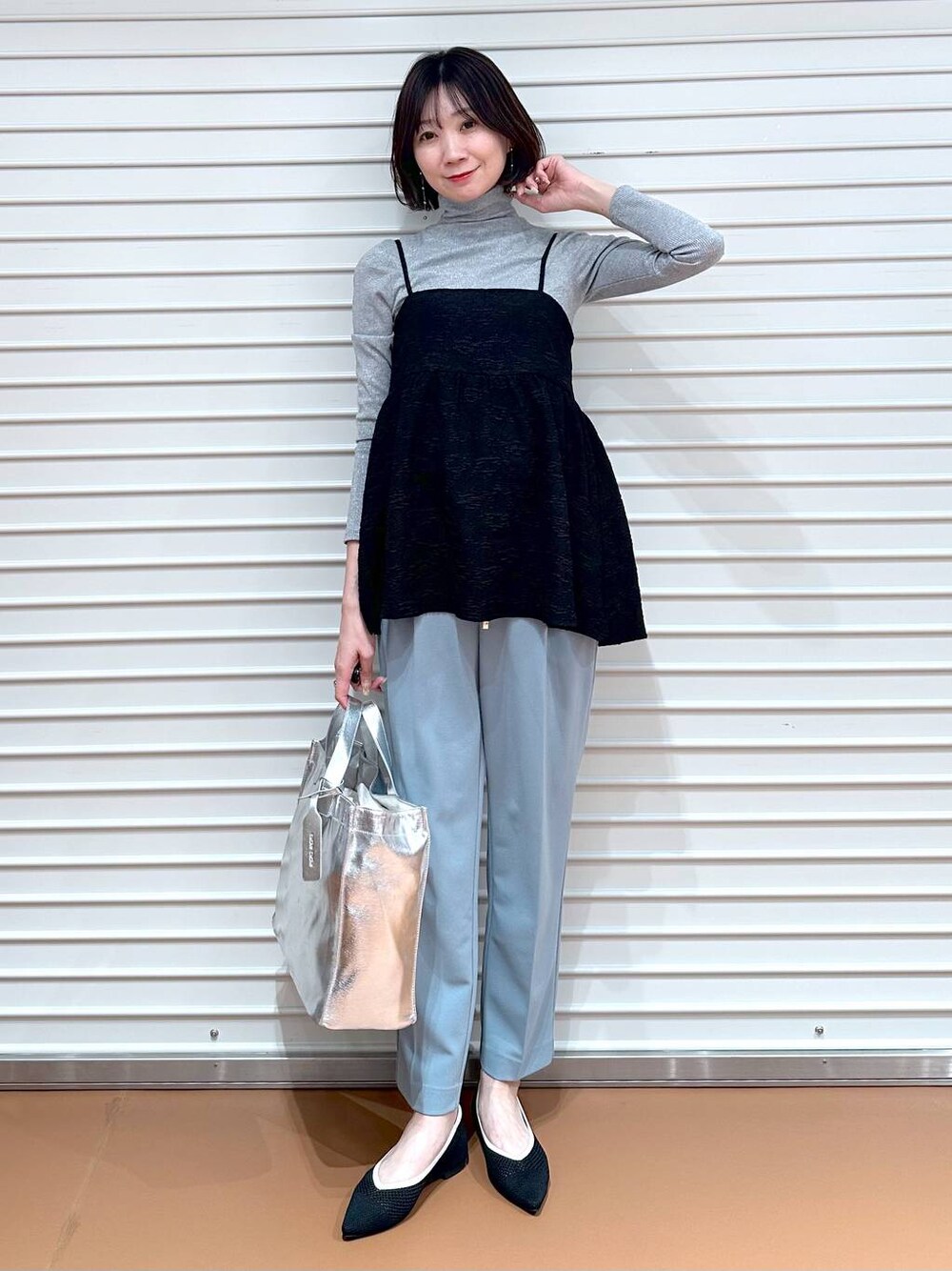 ブラック系のパンプス、グレー系のTシャツ/カットソー、グリーン系のその他パンツを着用したレディースの春コーディネートの1枚目の写真