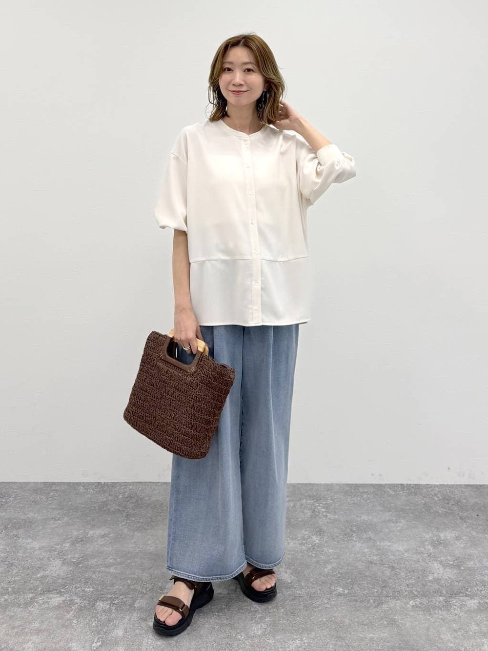 ブルー系のデニムパンツ、ホワイト系のシャツ/ブラウスを着用したレディースの春コーディネートの1枚目の写真